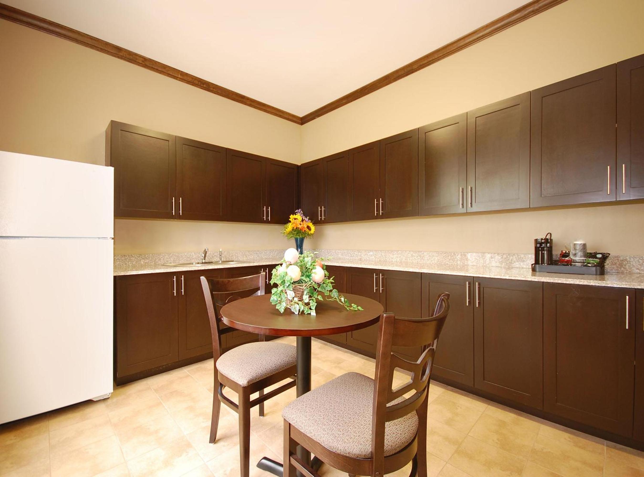 King Suite with Sofa Bed and Kitchen - Non-Smoking - Photo 4