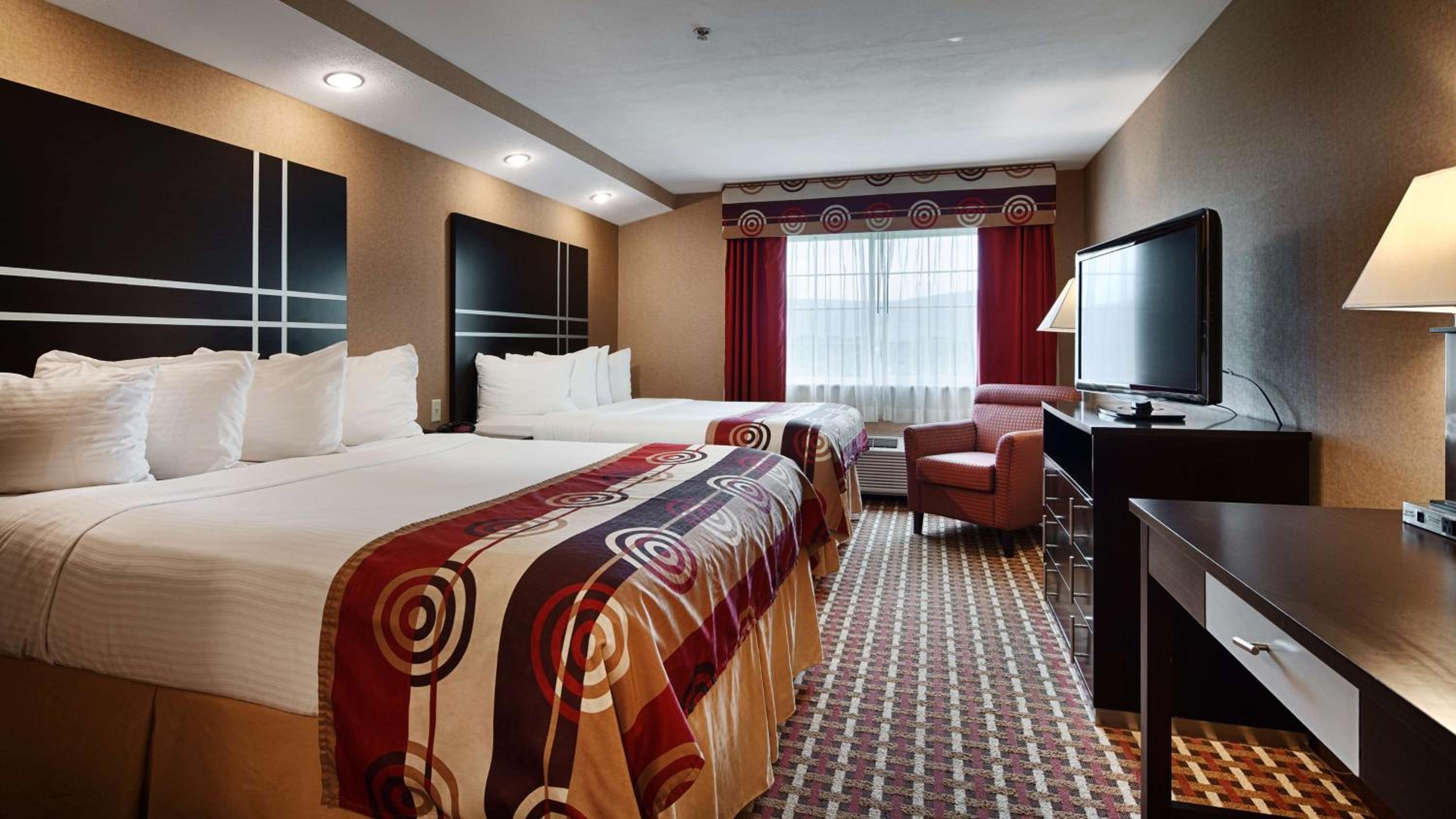 Queen Room with Two Queen Beds - Non-Smoking photo 2