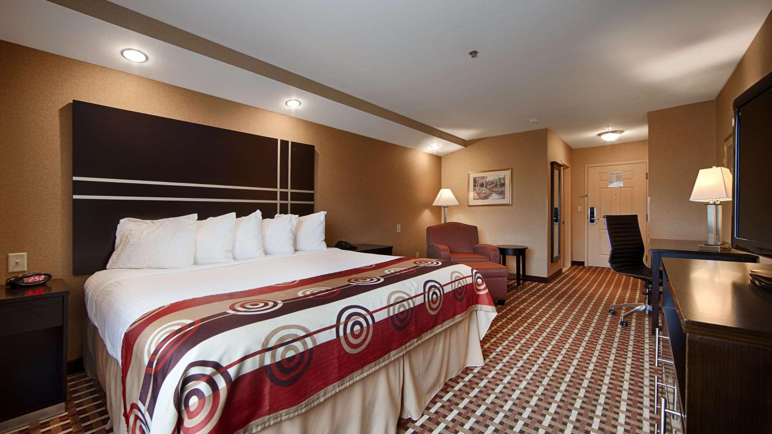 King Suite with Sofa Bed - Non-Smoking photo 3