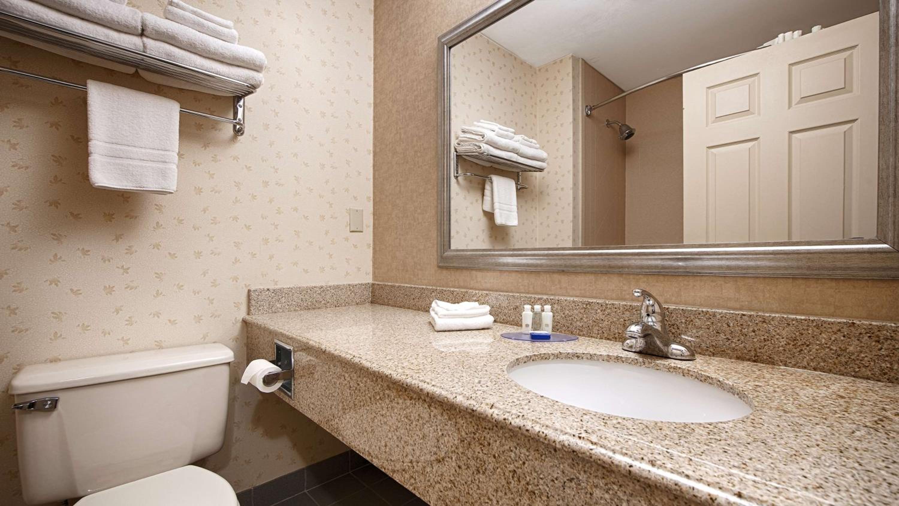 Queen Suite - Non-Smoking photo 2