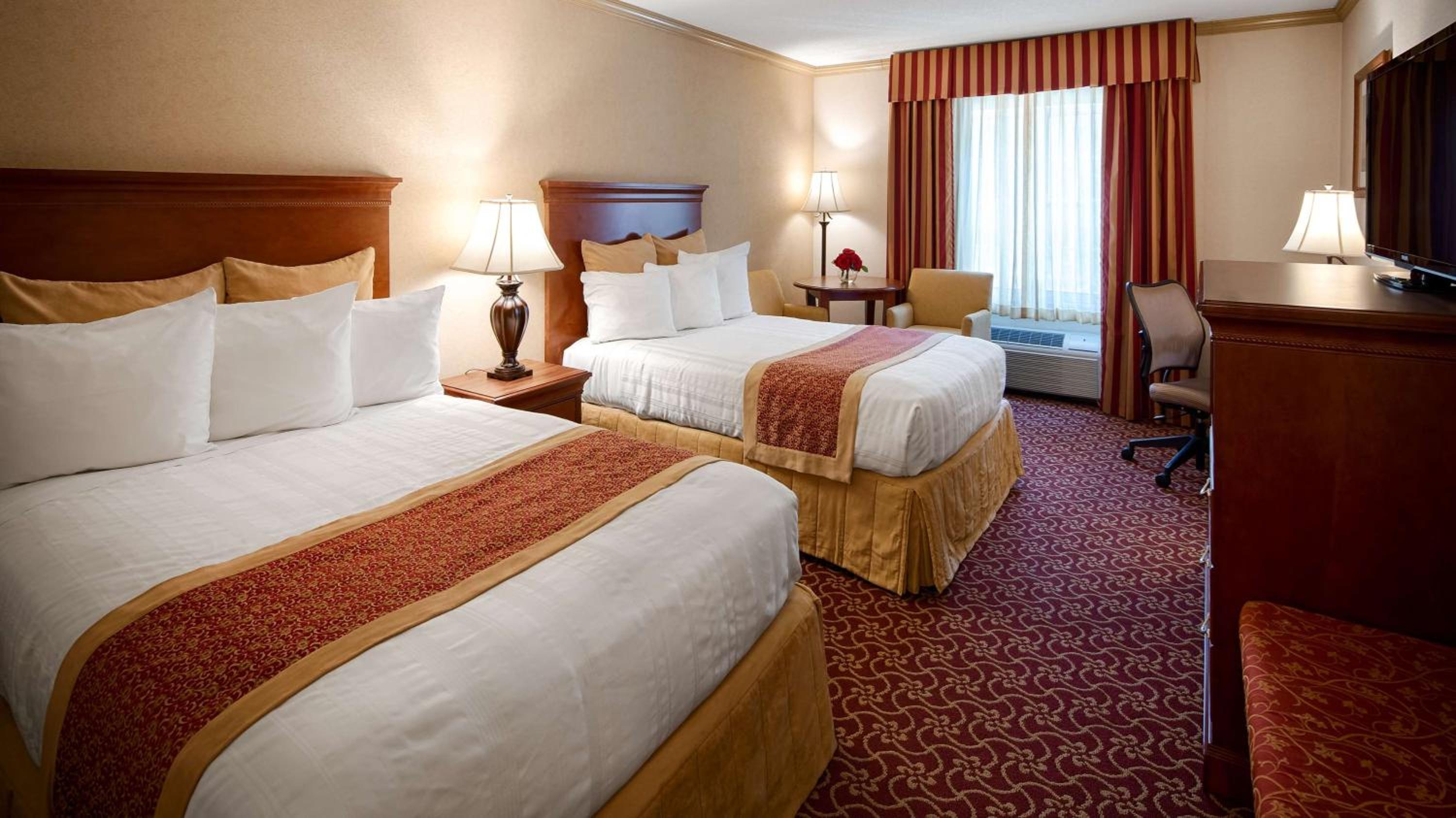 Queen Room with Two Queen Beds - Non-Smoking photo 1