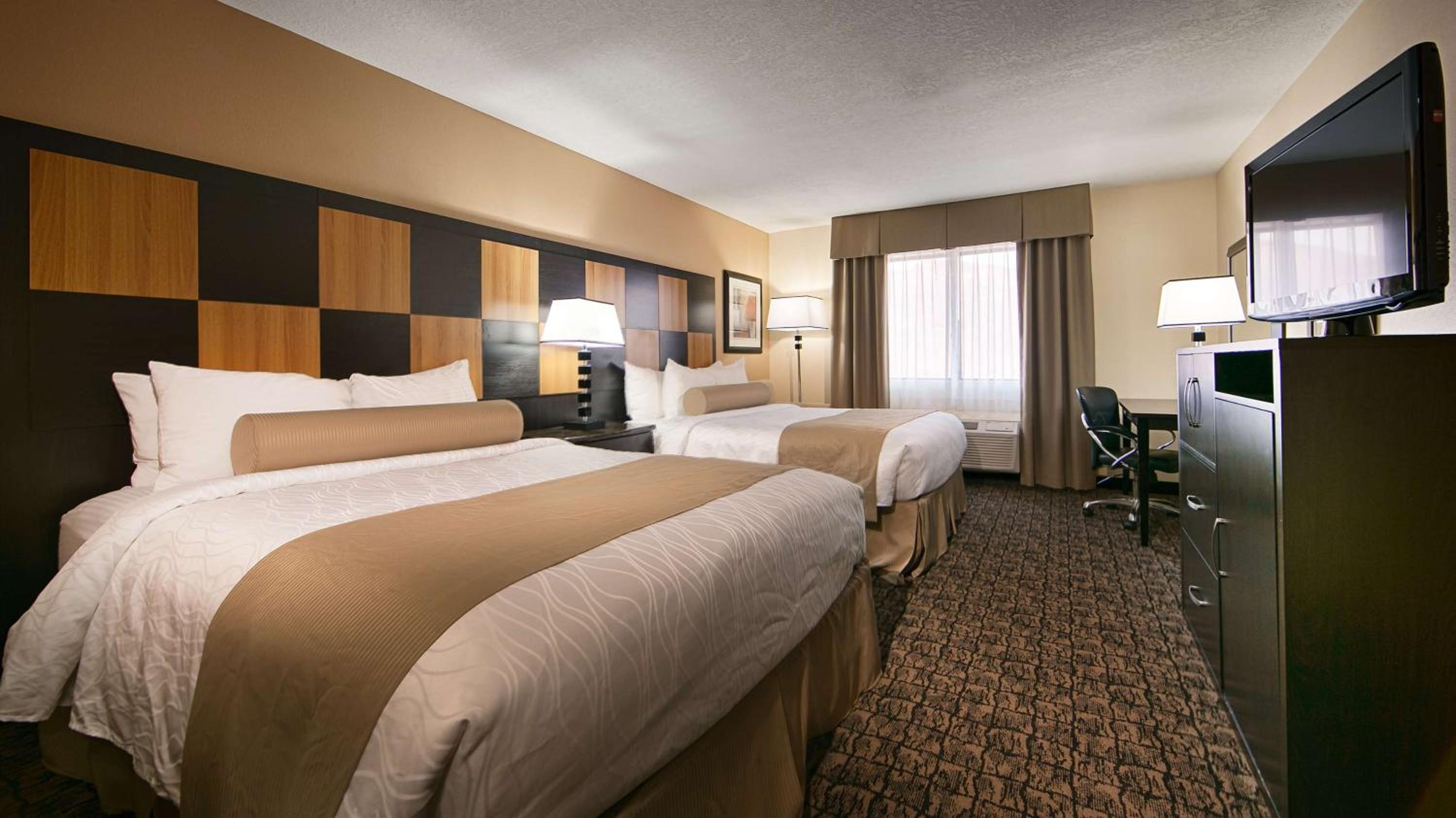 Queen Room with Two Queen Beds - Non Smoking photo 3