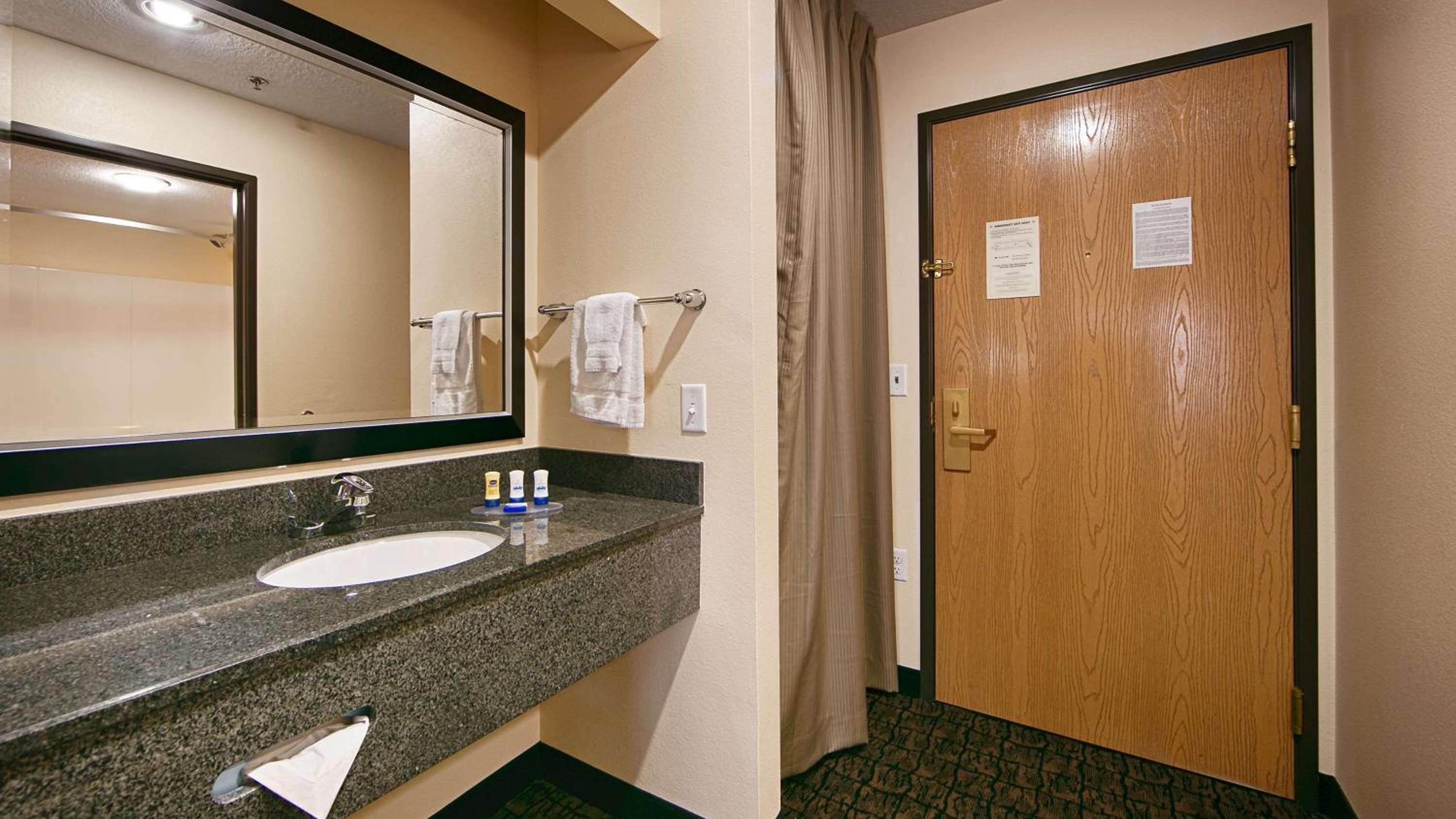 Large Queen Room with Two Queen Beds - Non-smoking photo 3