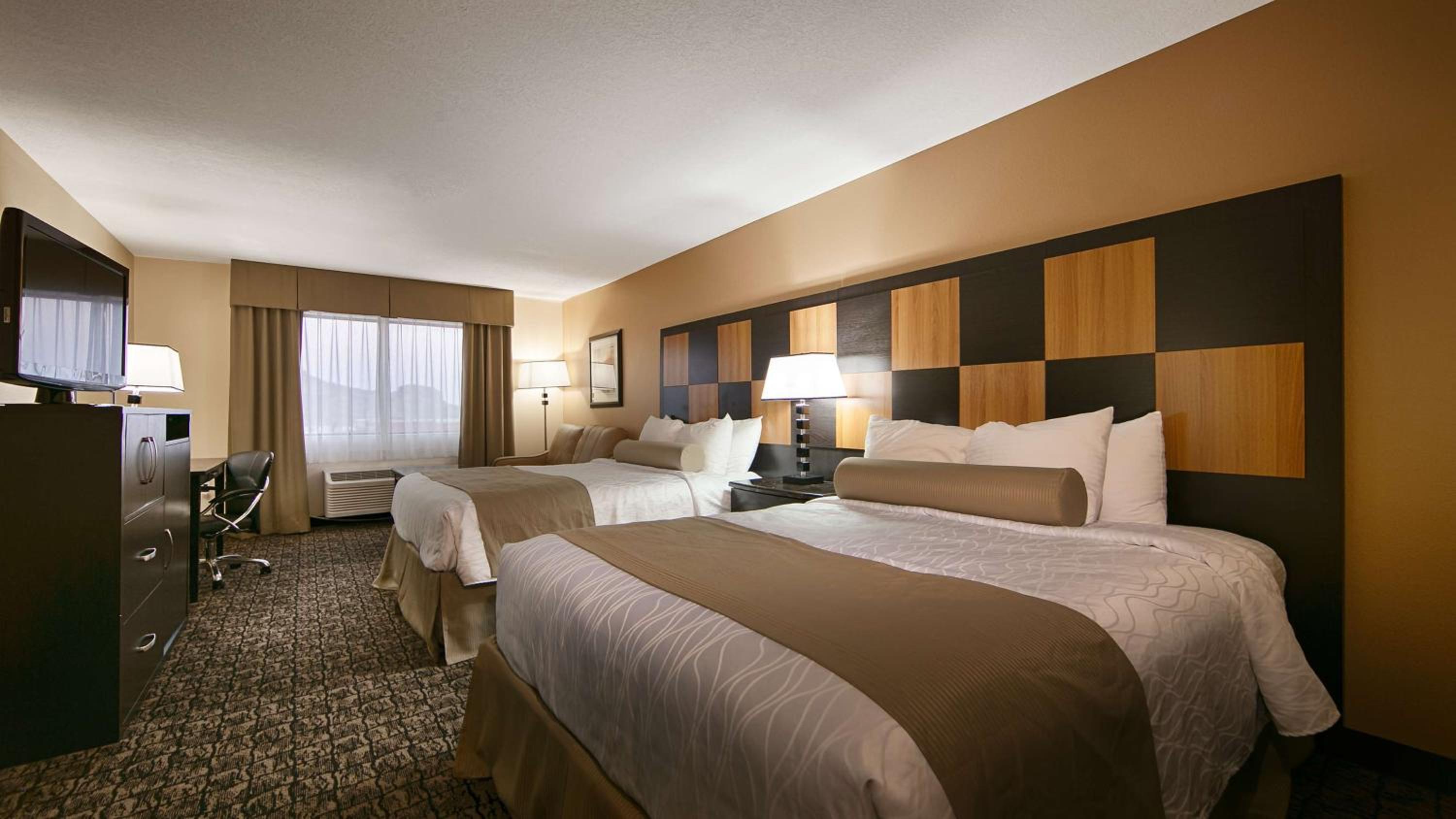 Large Queen Room with Two Queen Beds - Non-smoking photo 2