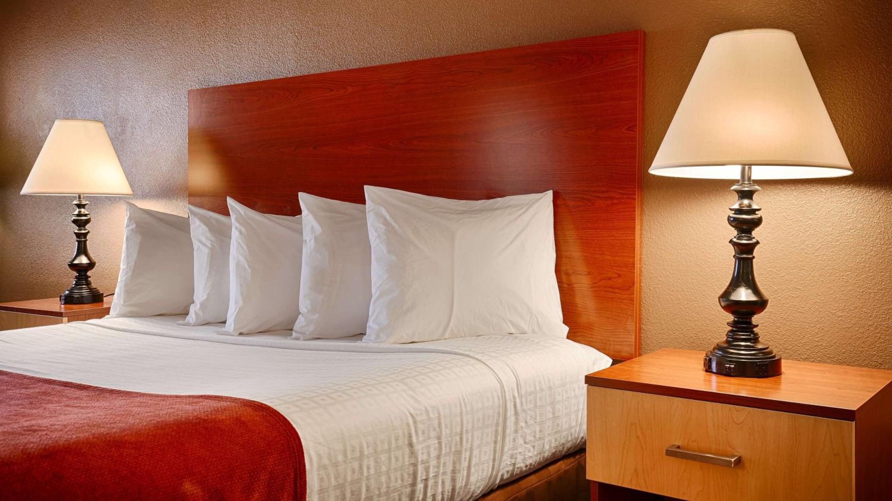 Queen Room with Roll-in Shower - Non-Smoking/Mobility Access - Photo 1