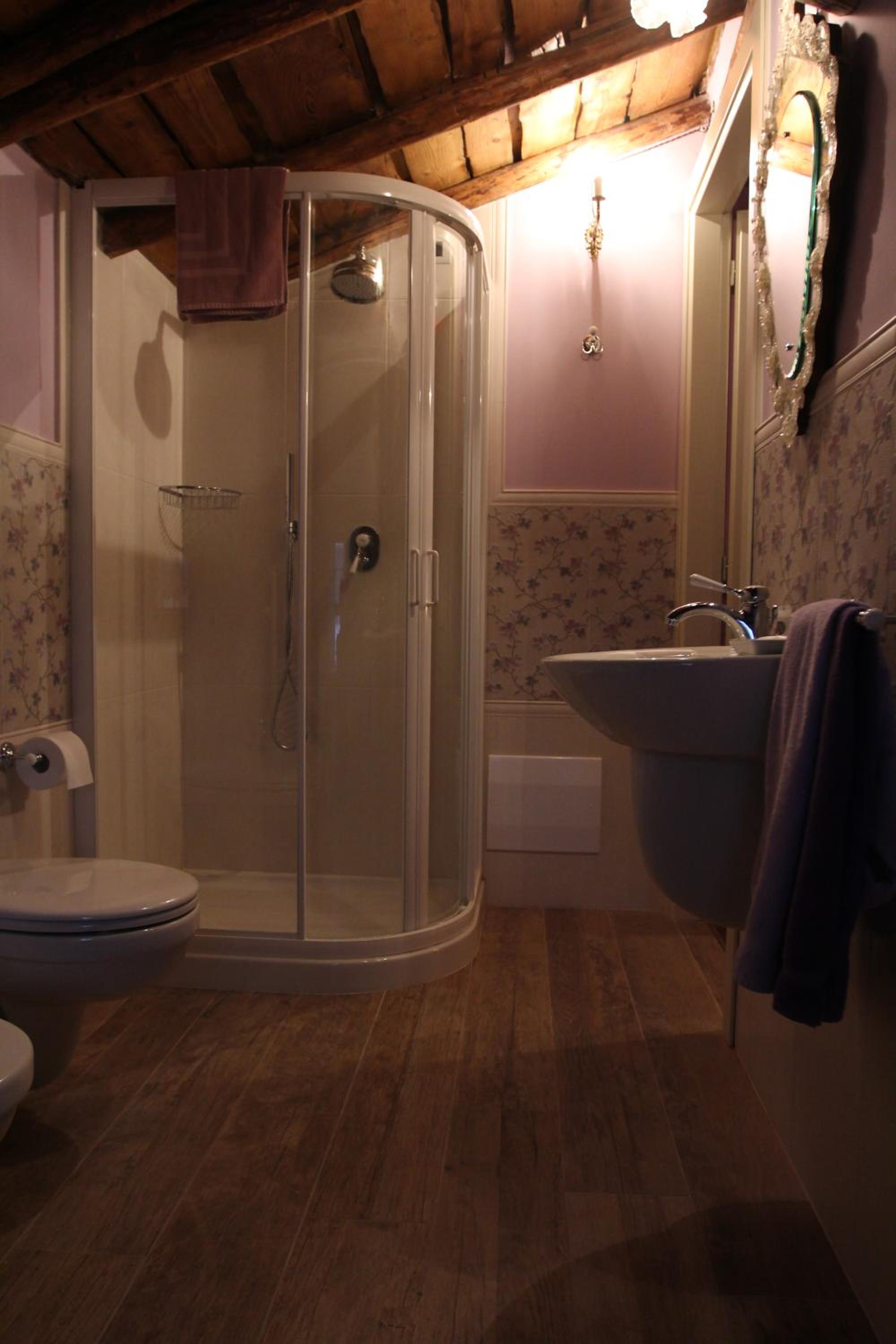Double Room with Private Bathroom - Photo 8