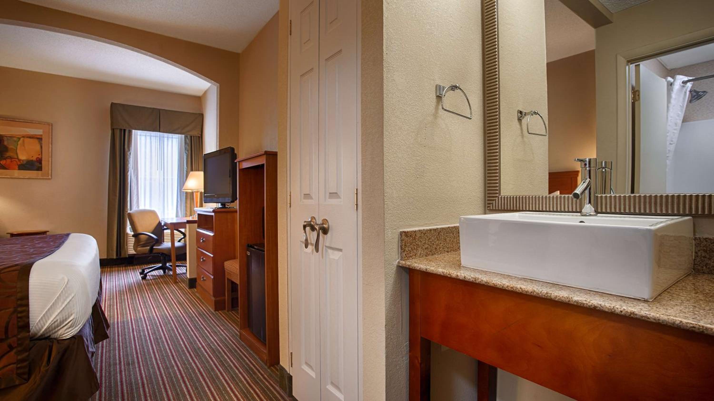 Two-Room Suite with One King Bed and One Queen Bed - Separate Building/Non-Smoking - Photo 1