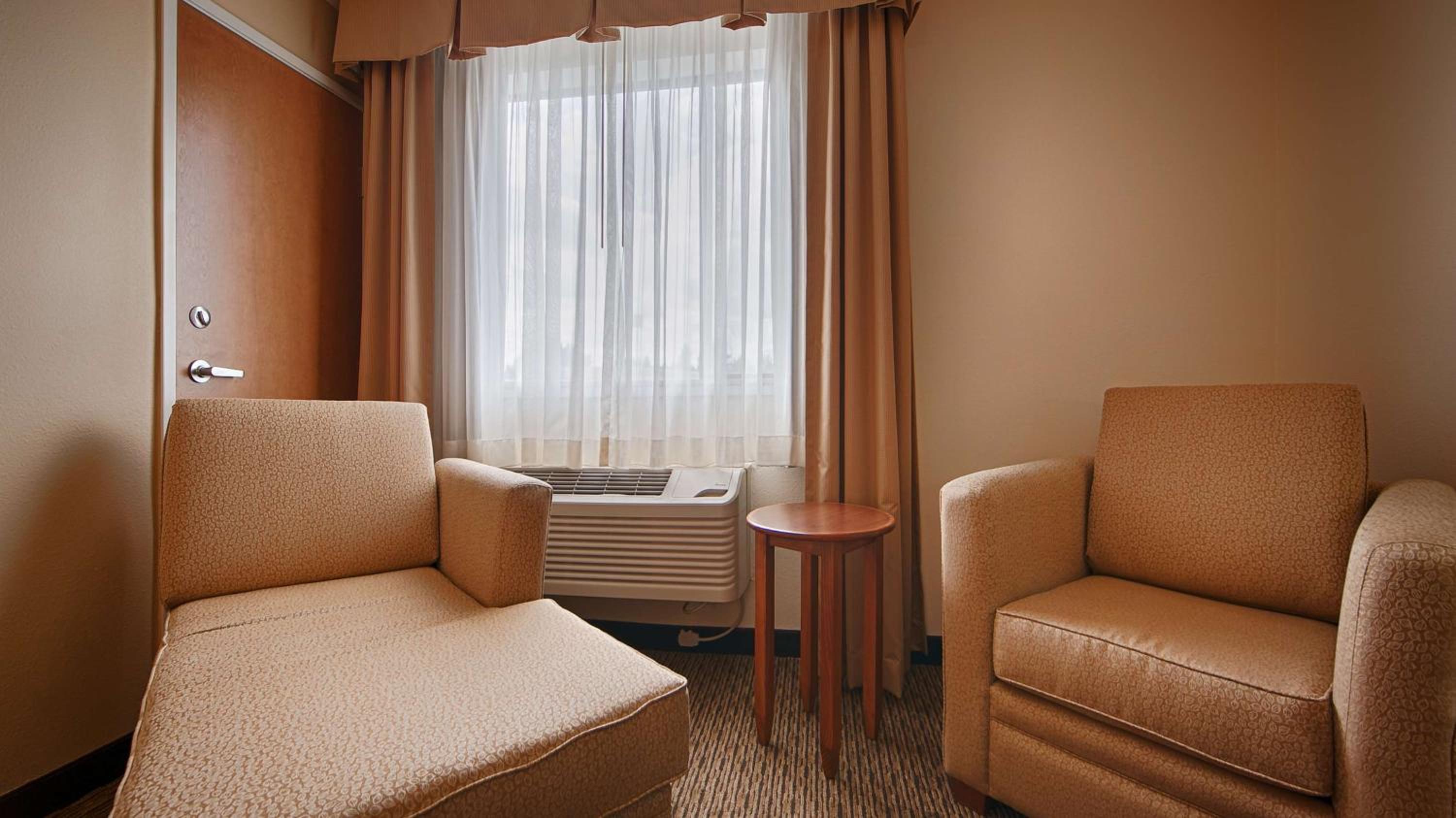 Queen Room with Sofa Bed and Bath Tub - Pet Friendly/Disability Access/Non-Smoking photo 1