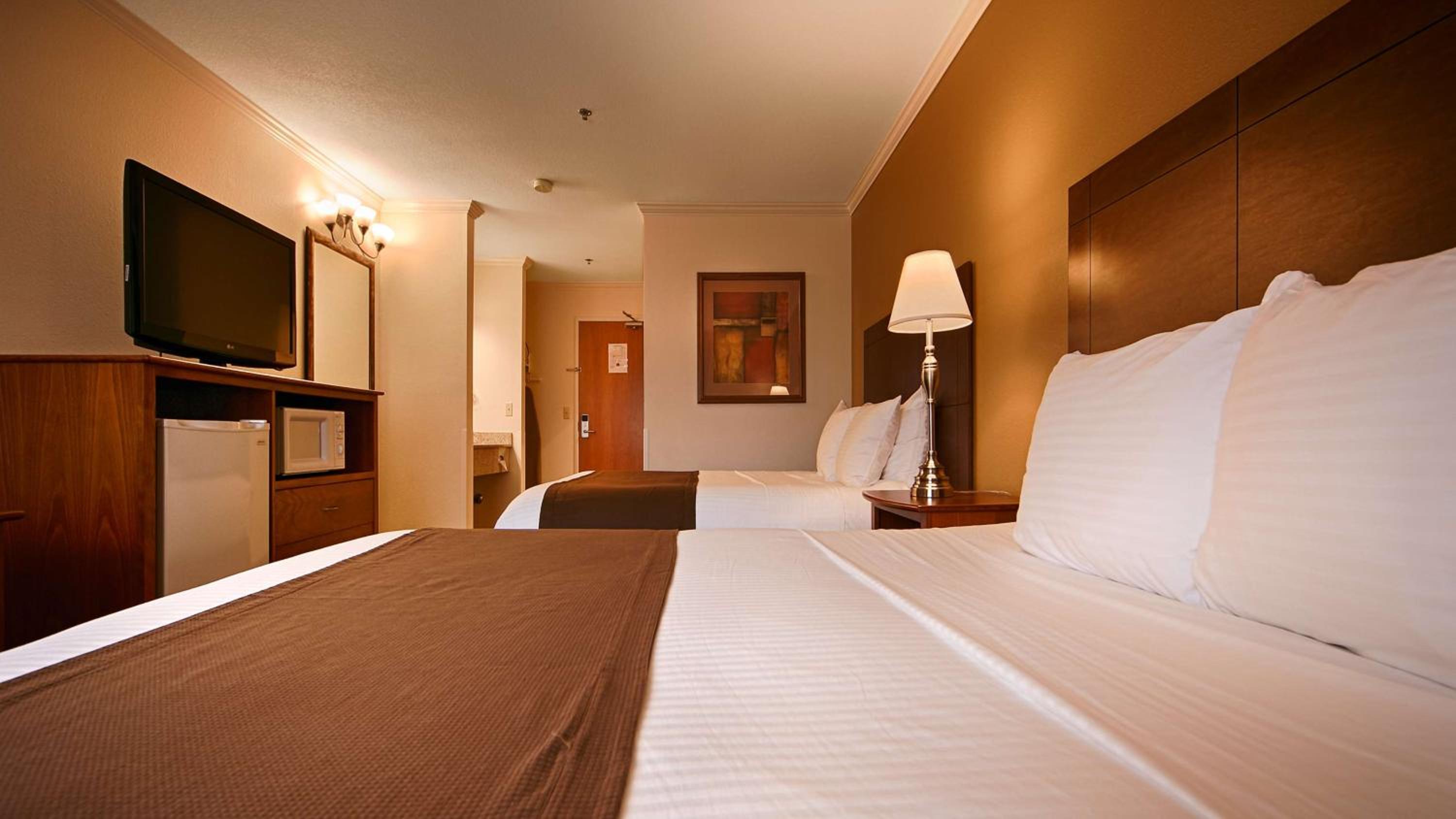 Queen Room with Two Queen Beds photo 2