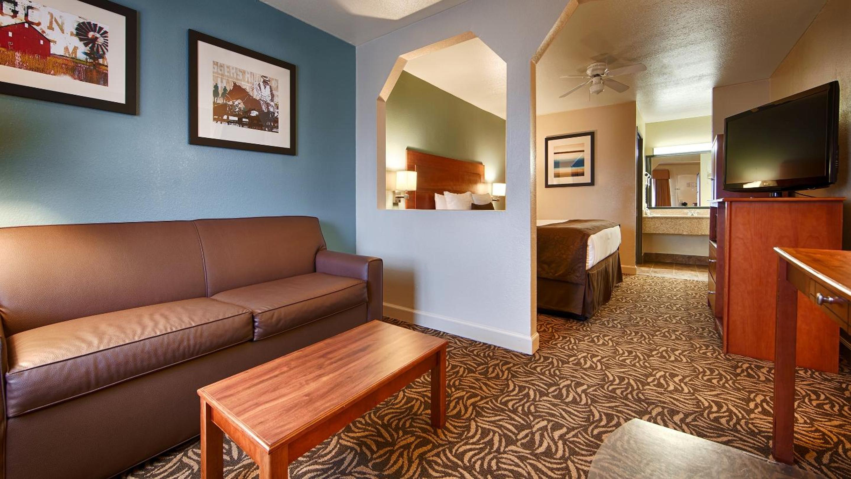 King Suite - Non-Smoking photo 2