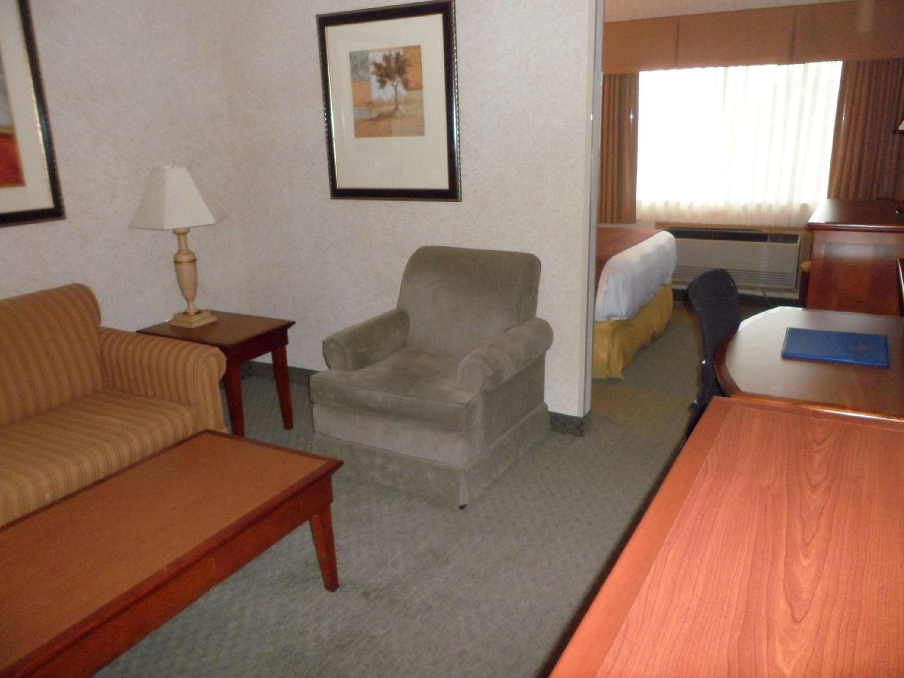Single Queen Suite - Photo 1