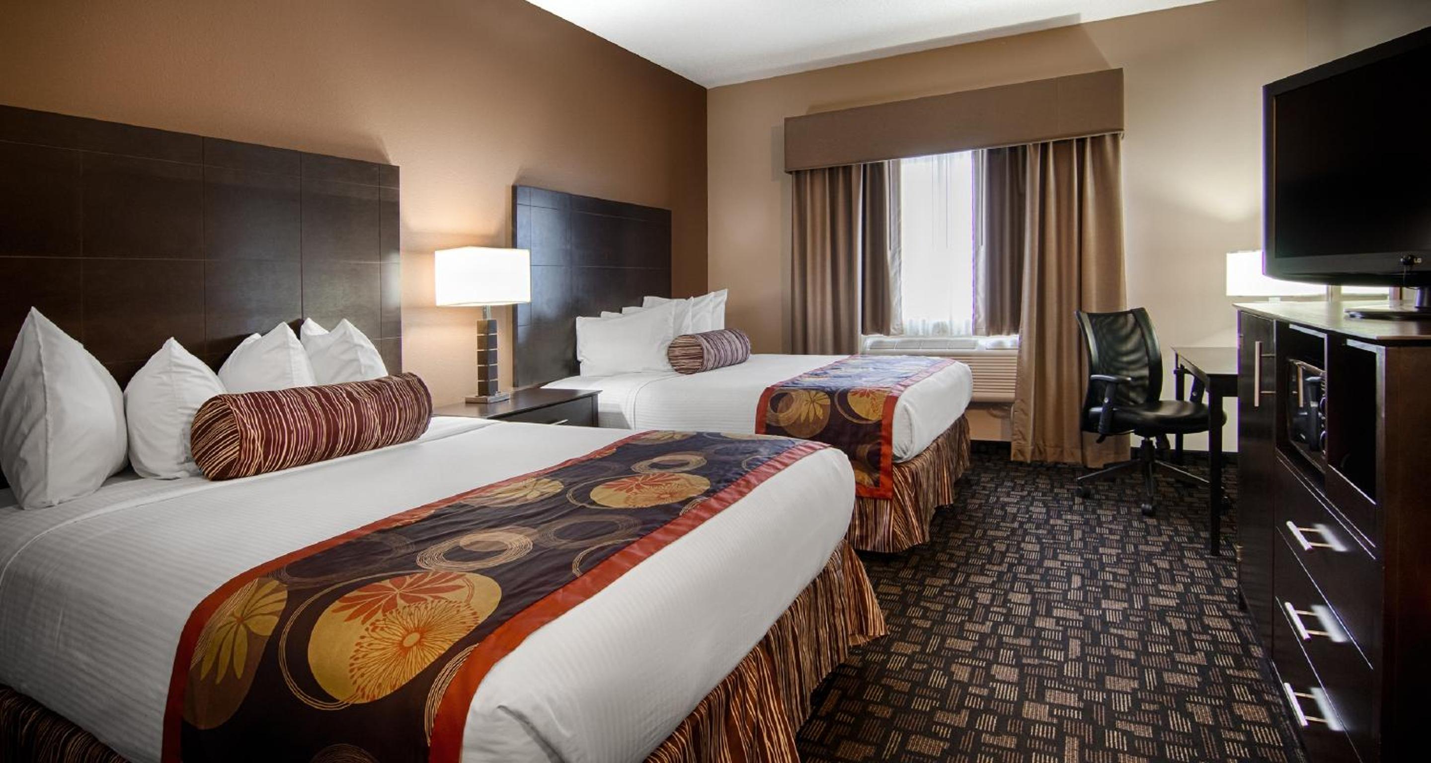 Queen Room with Two Queen Beds - Non-Smoking - Photo 9