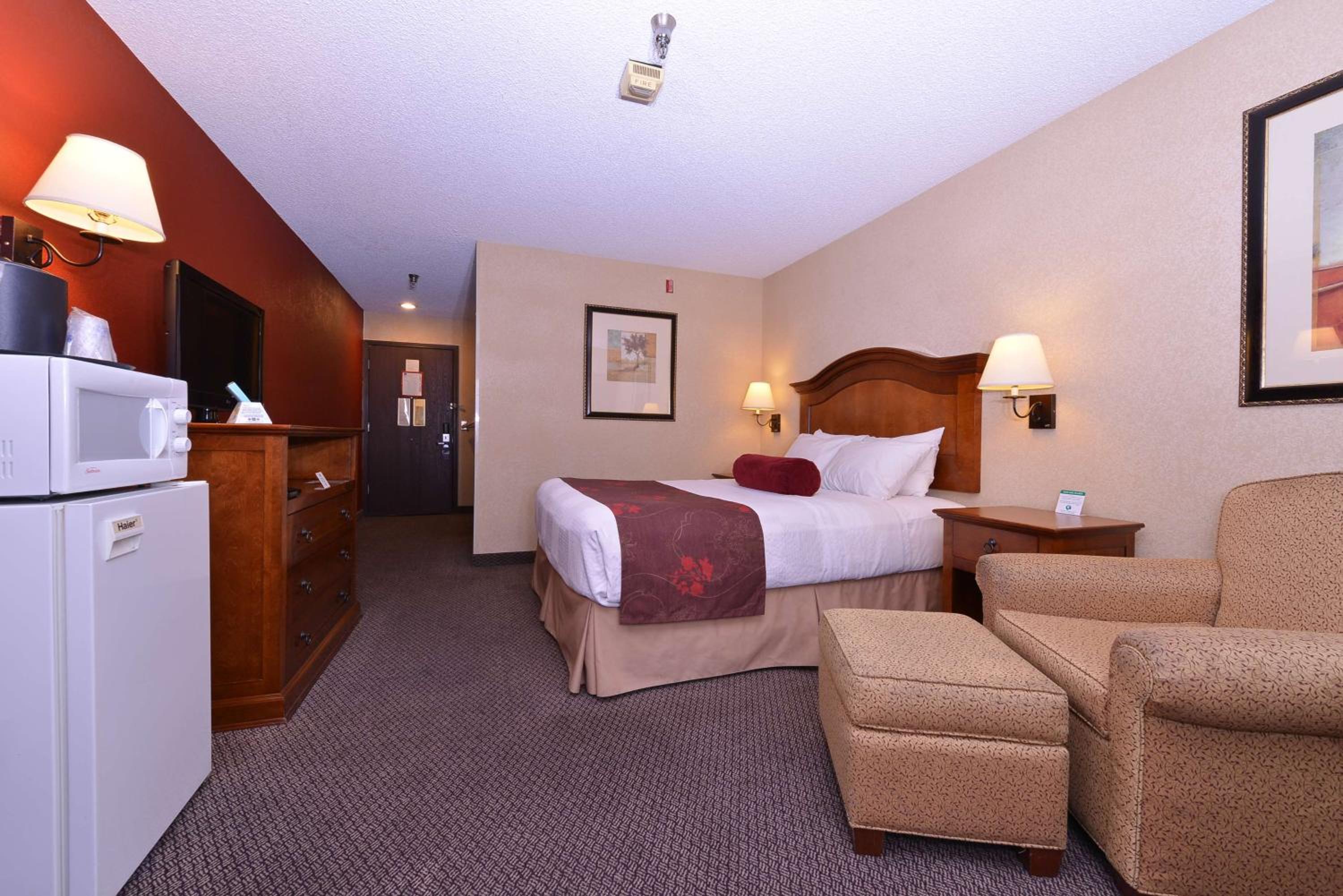 Queen Room with Two Queen Beds and Roll-In Shower - Disability Access/Non-Smoking - Photo 1