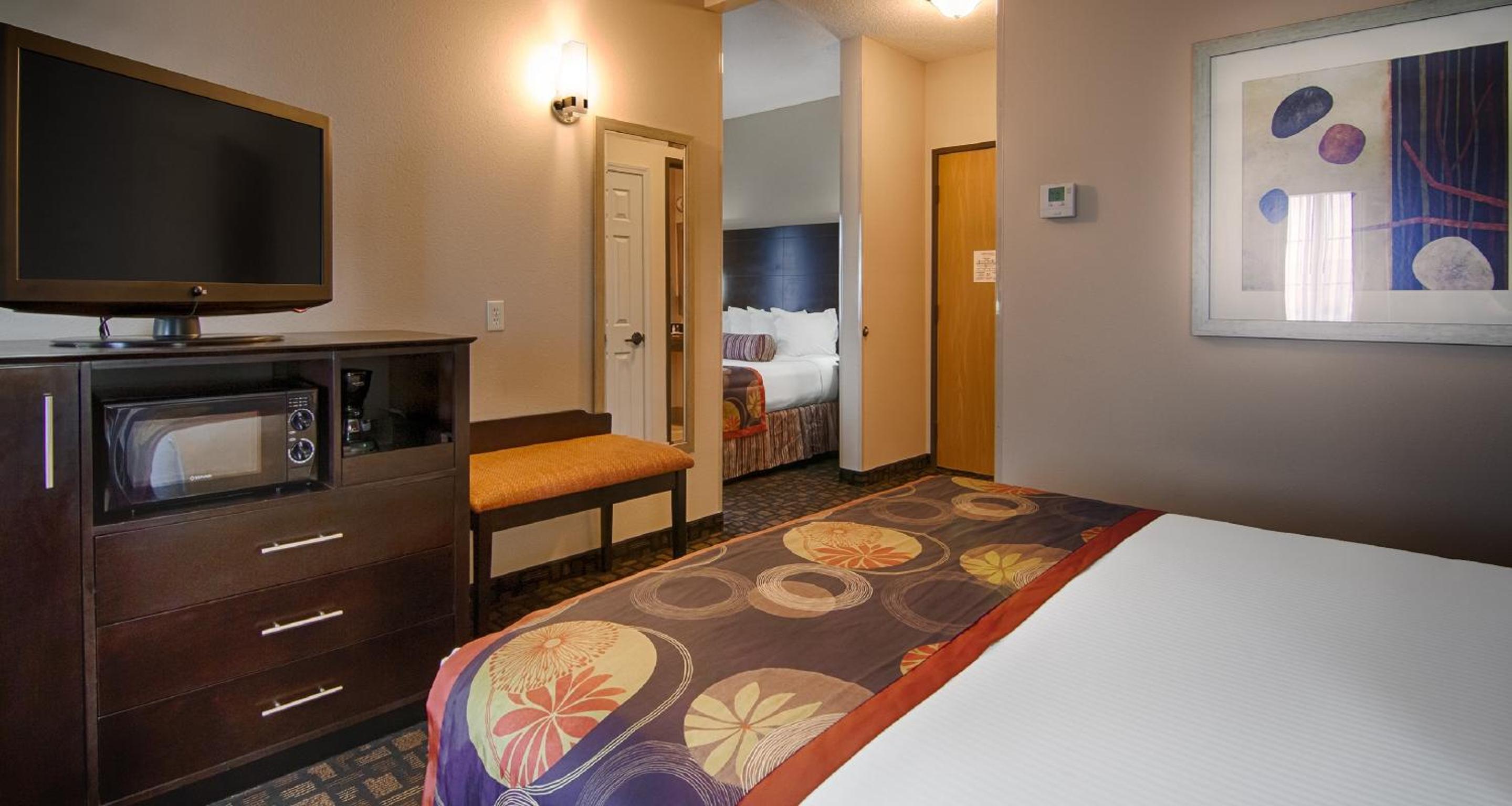 Family King Suite with Sofa Bed - Non-Smoking - Photo 1