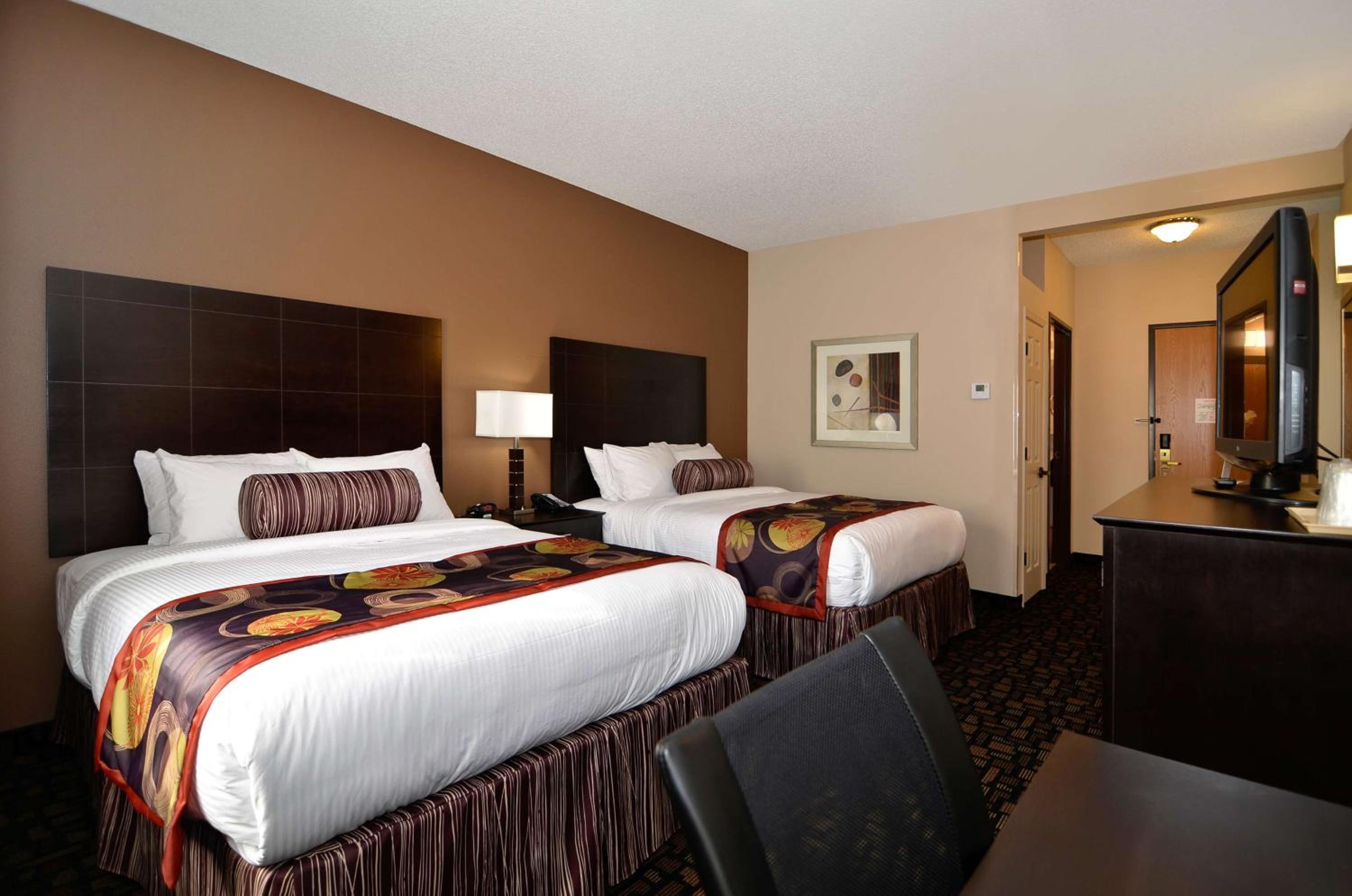 Queen Room with Two Queen Beds - Non-Smoking - Photo 1