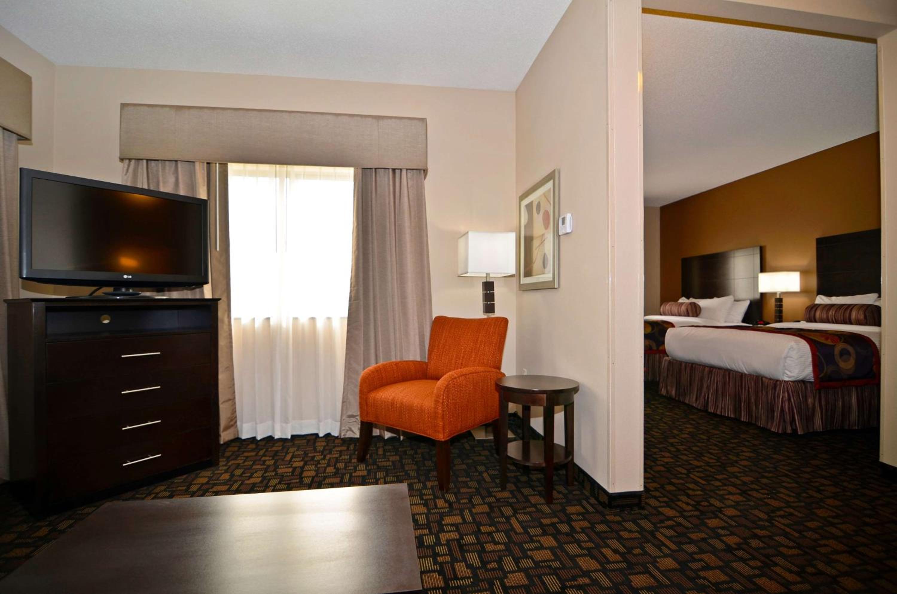 Two-Room Queen Suite with Two Queen Beds - Non-Smoking - Photo 1