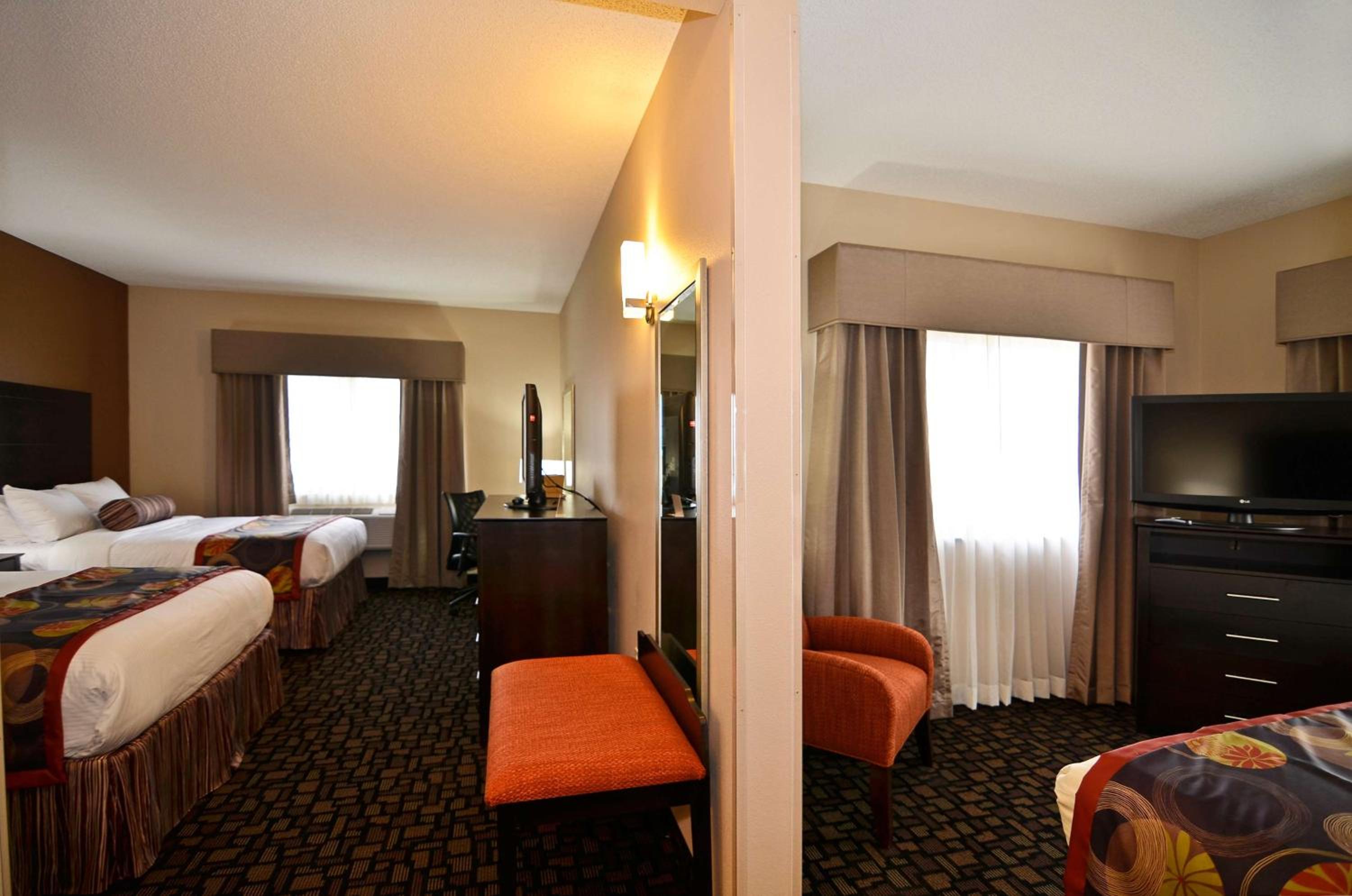 Two-Room Queen Suite with Two Queen Beds - Non-Smoking - Photo 5