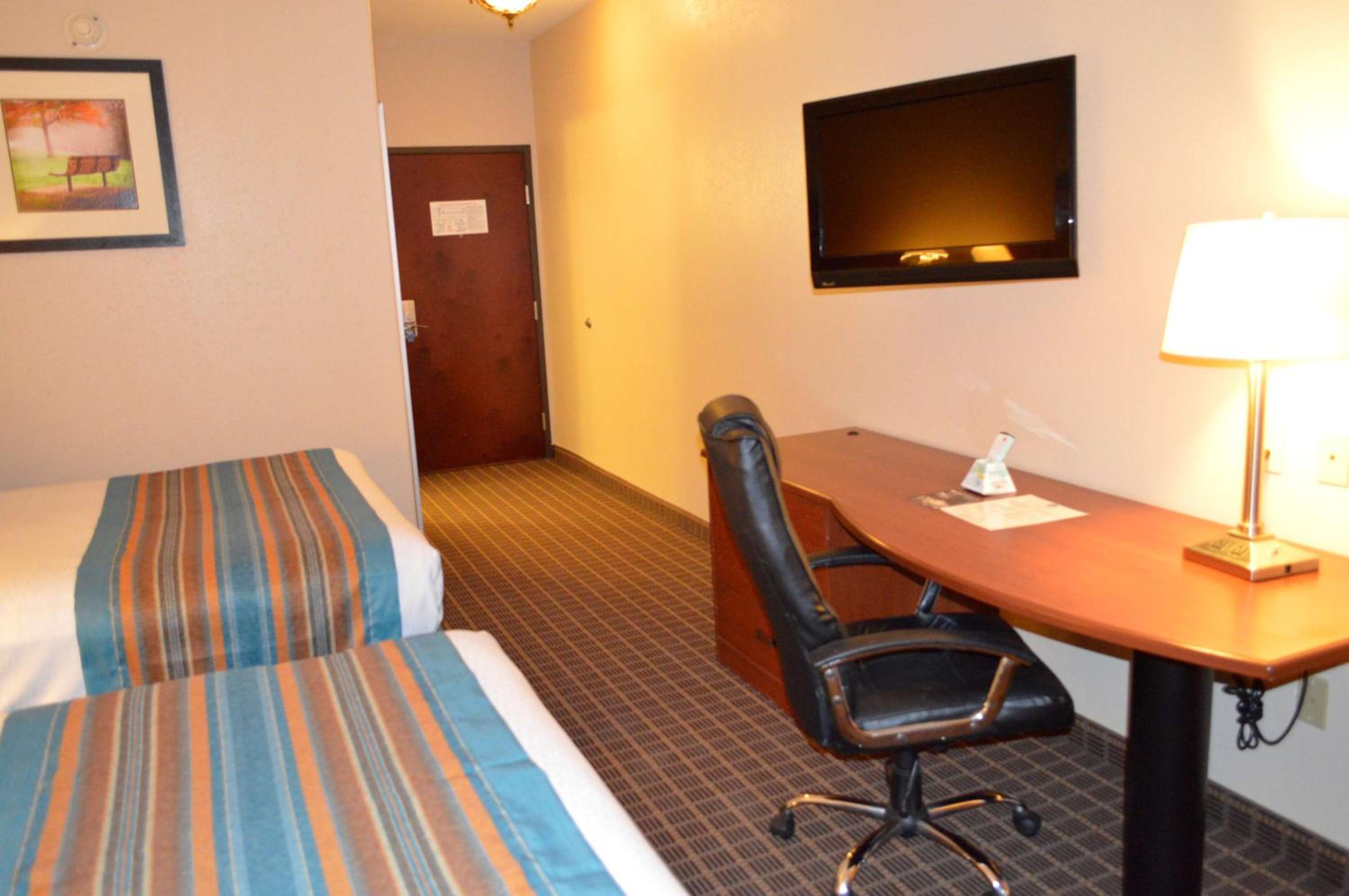 Deluxe Queen Room with Two Queen Beds - Non Smoking - Photo 3
