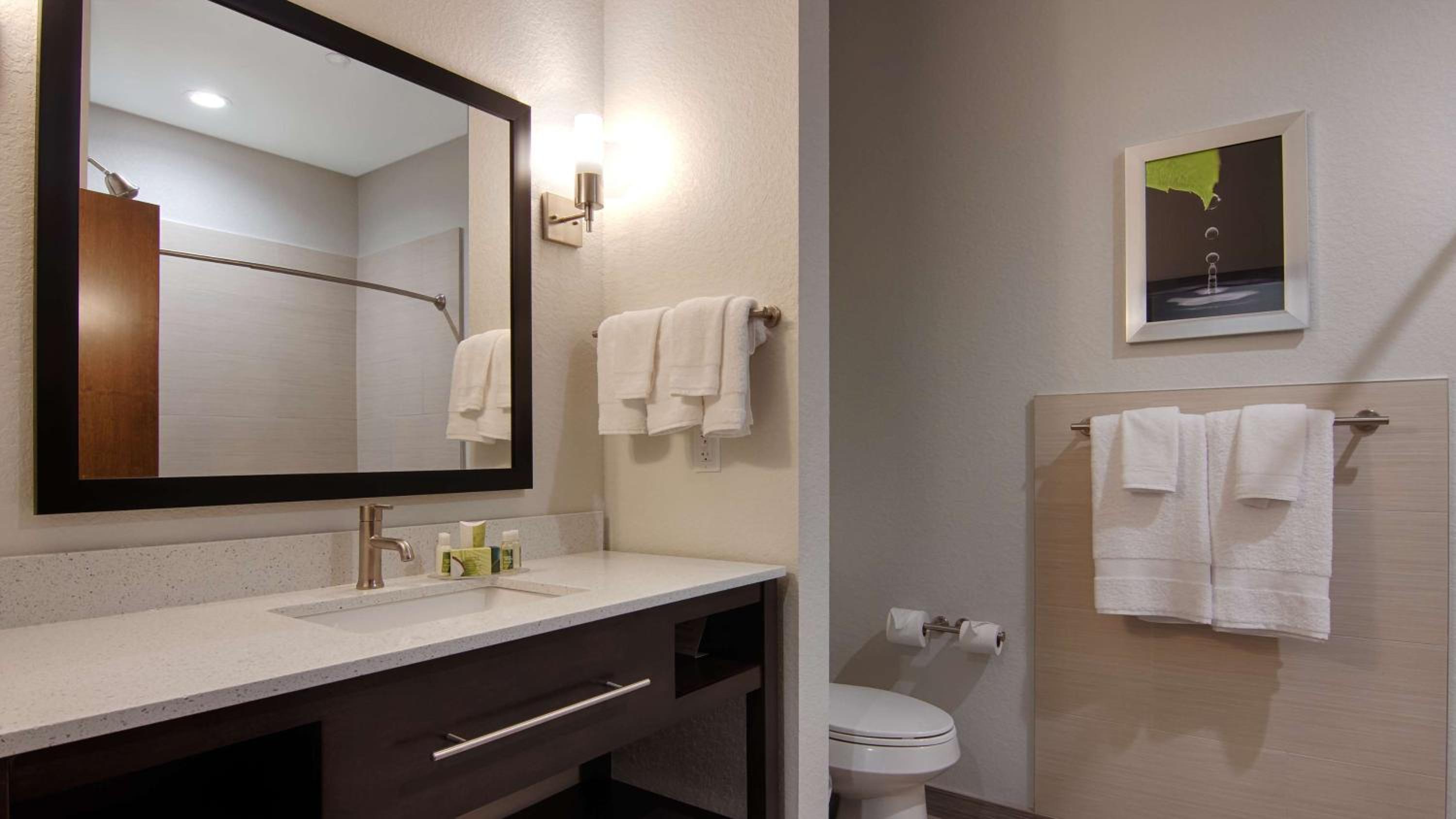 Queen Room with Two Queen Beds and Shower - Non-Smoking photo 2