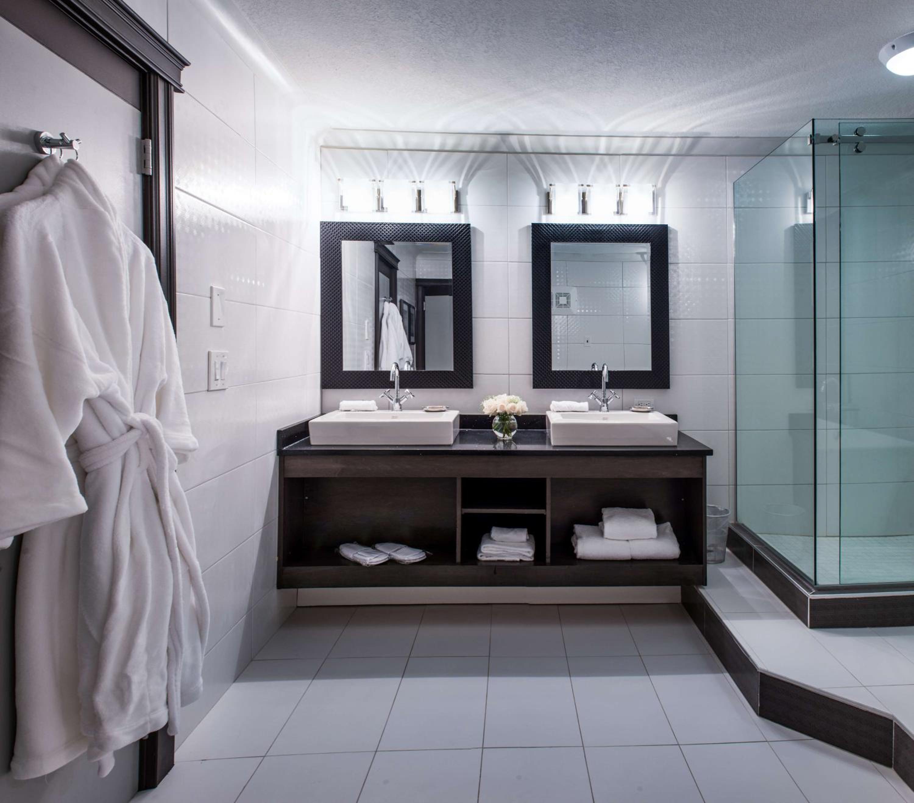 King Suite with Sofa Bed, Spa Bath and Living Room - Non-Smoking - Photo 16