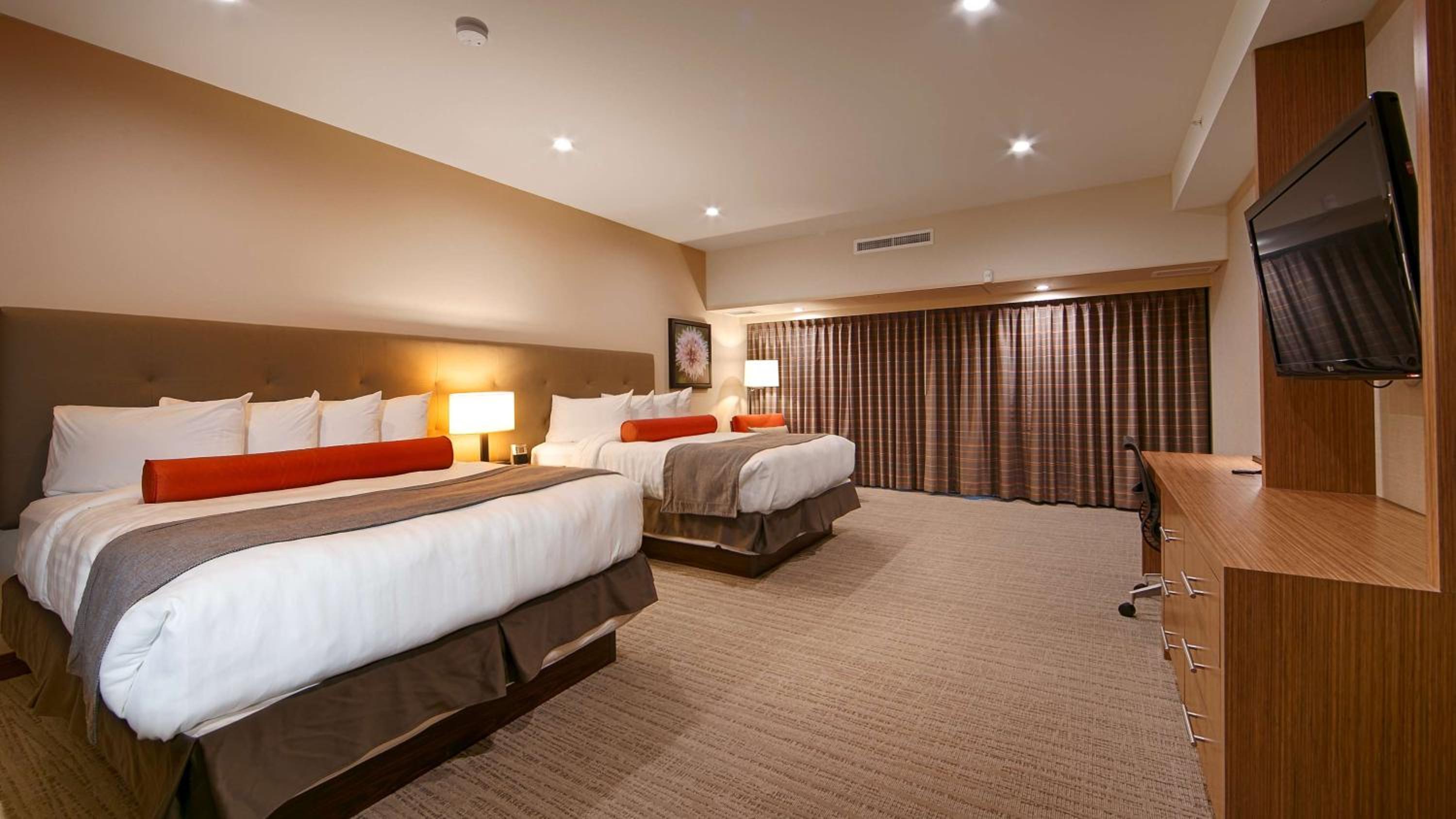 Queen Suite with Two Queen Beds and Bathtub - Disability Access photo 2