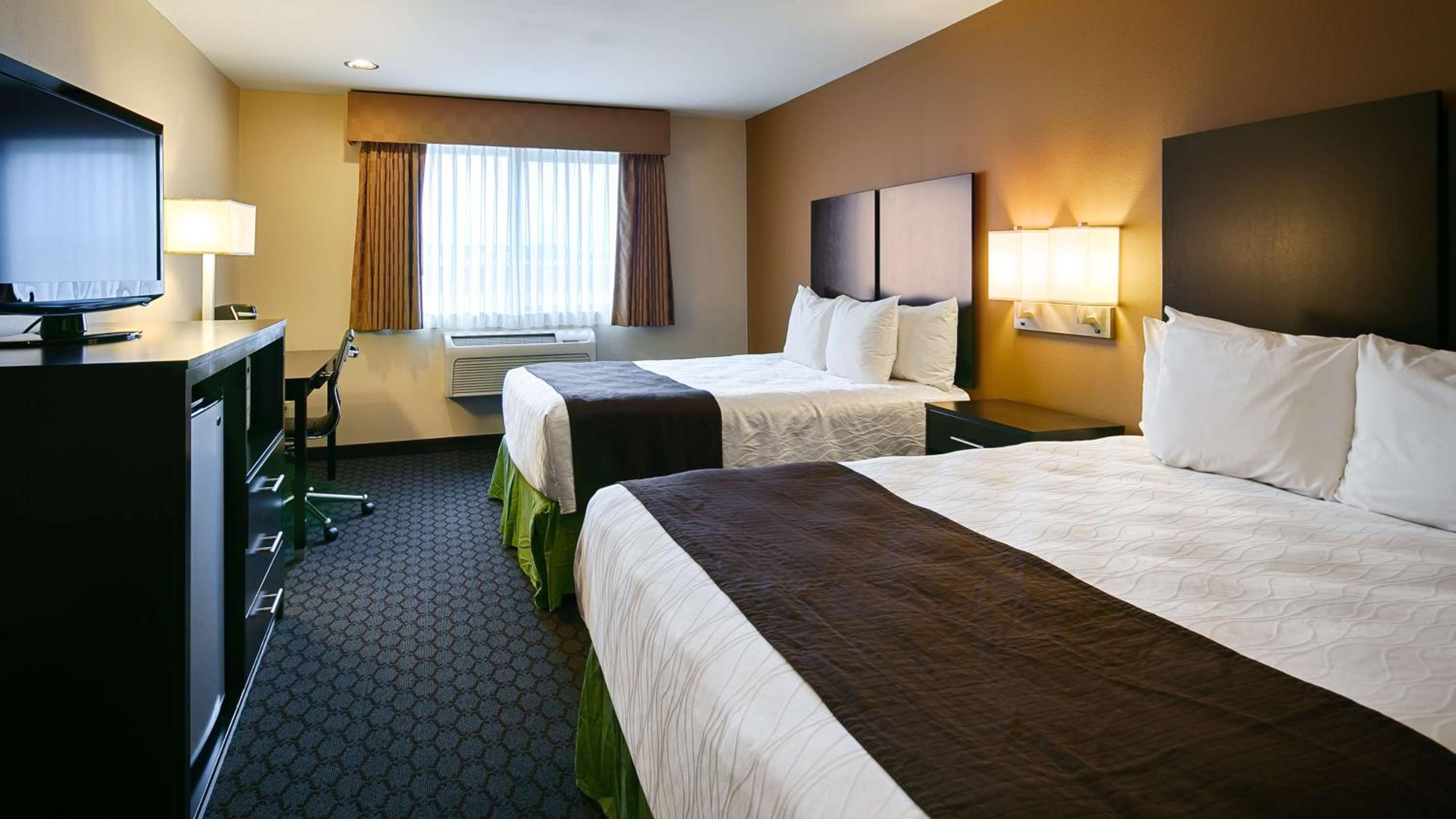 Room With One Queen Bed And One Single Bed - Disability Accessable/Non-Smoking - Photo 1