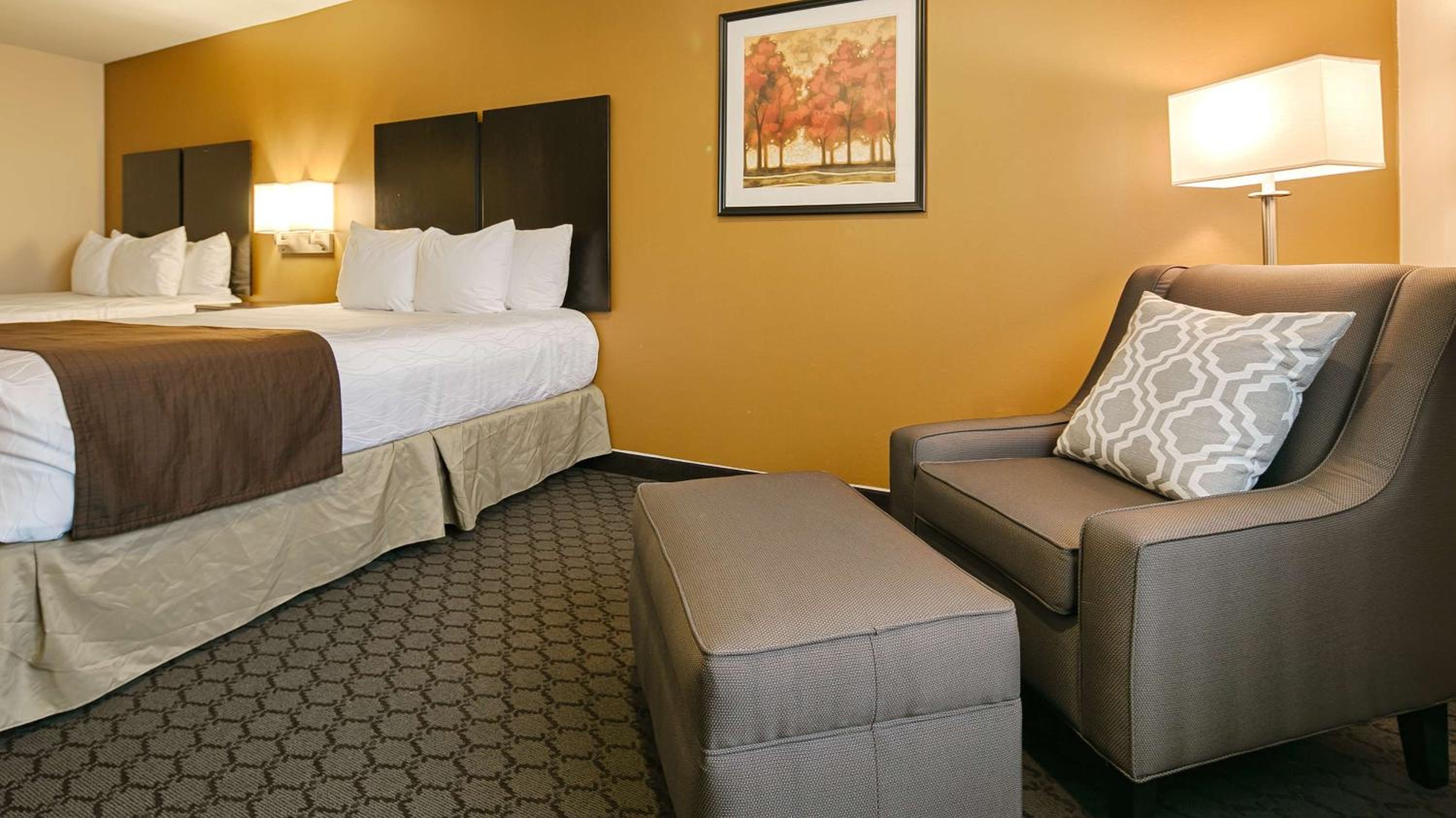 Room With One Queen Bed And One Single Bed - Disability Accessable/Non-Smoking - Photo 7