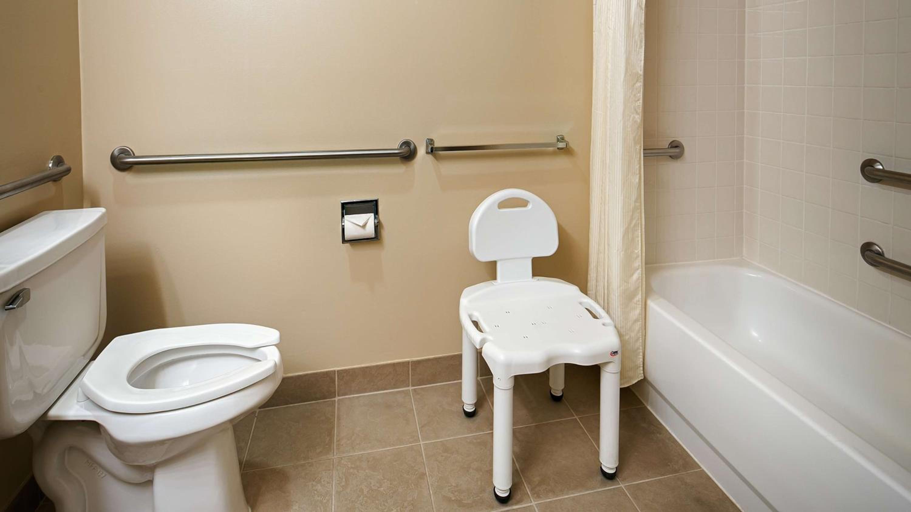 Room With One Queen Bed And One Single Bed - Disability Accessable/Non-Smoking - Photo 6