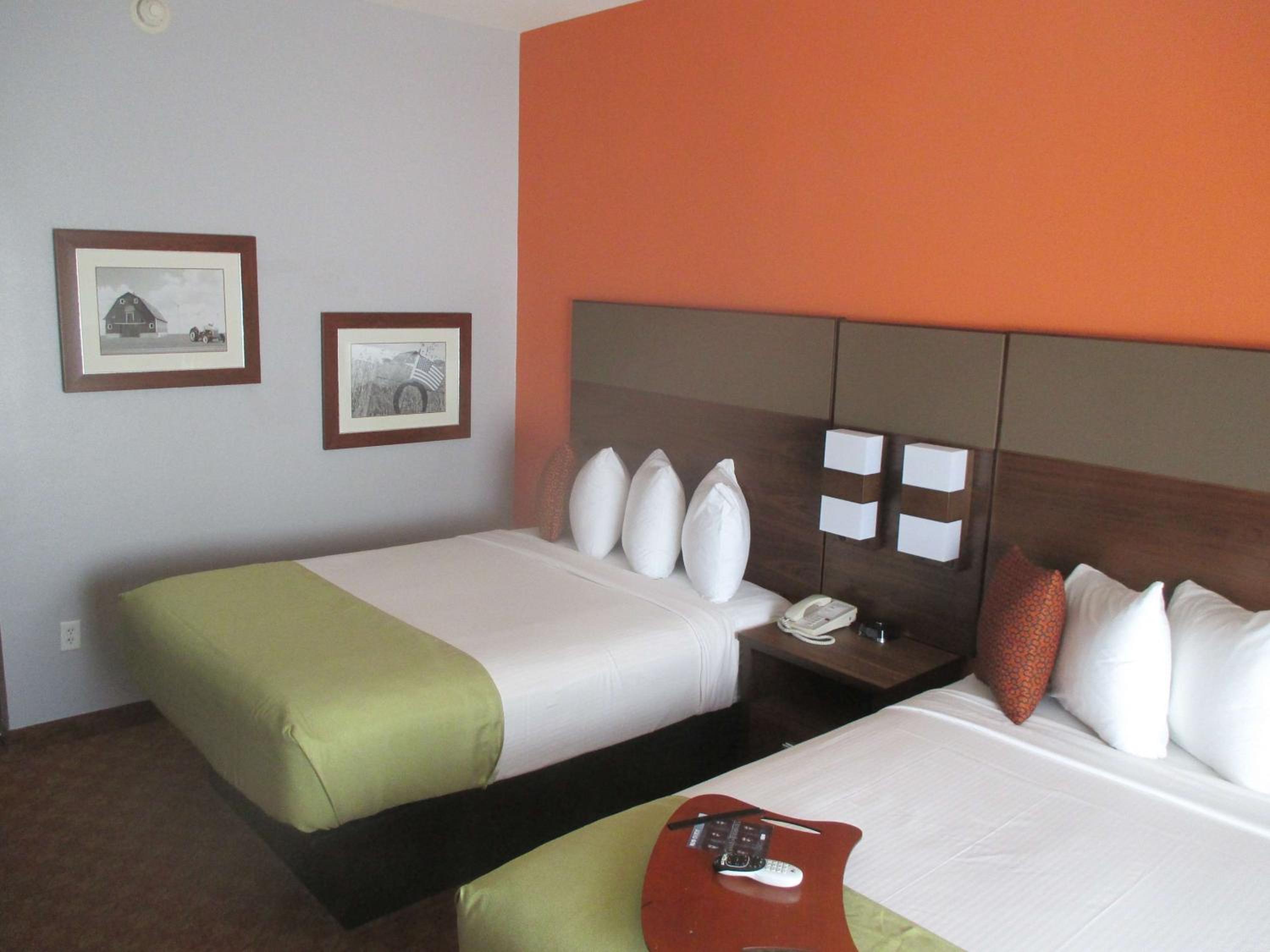 Queen Room with Two Queen Beds - Non-Smoking - Photo 2