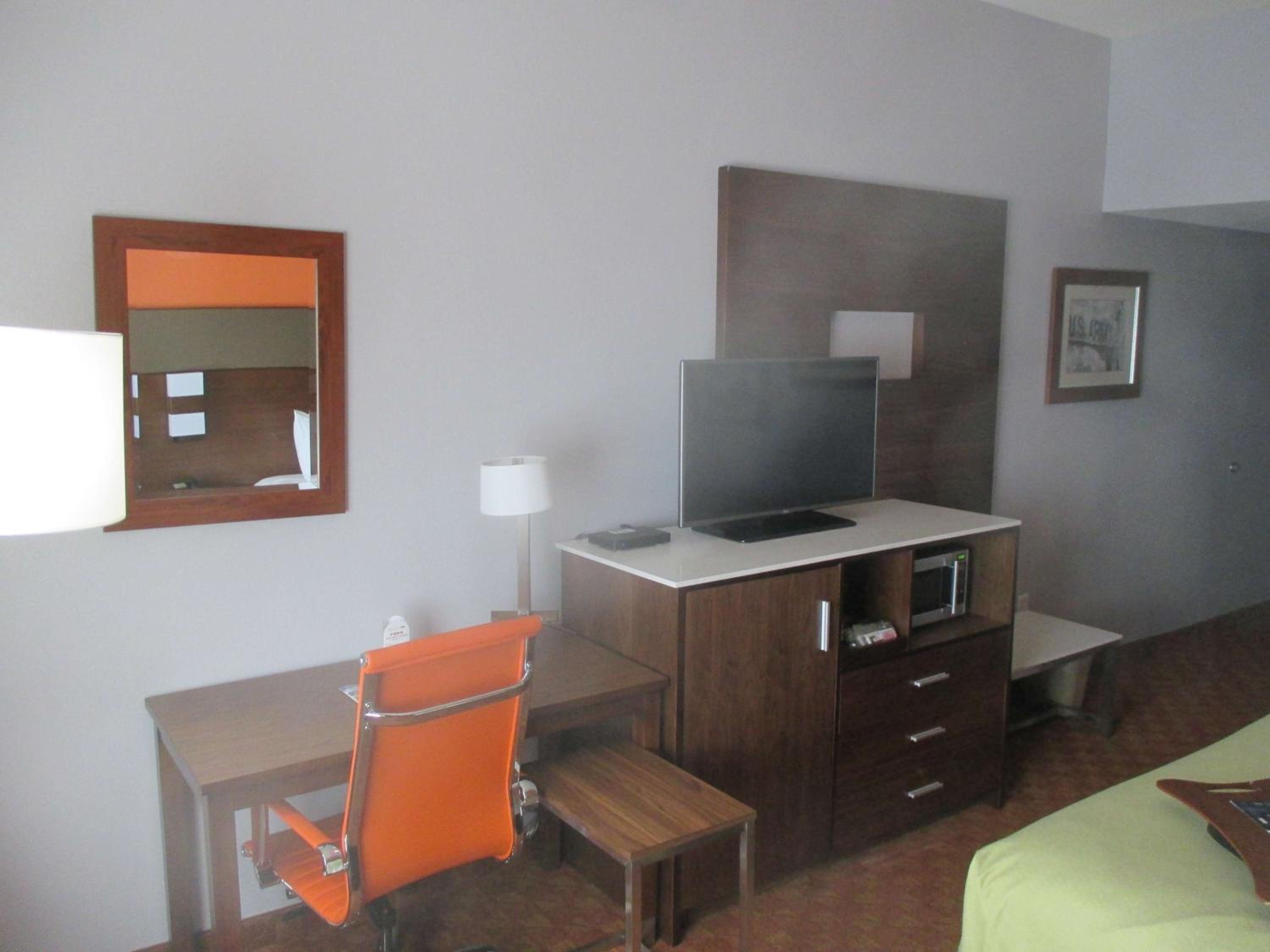 Queen Room with Two Queen Beds - Non-Smoking - Photo 3