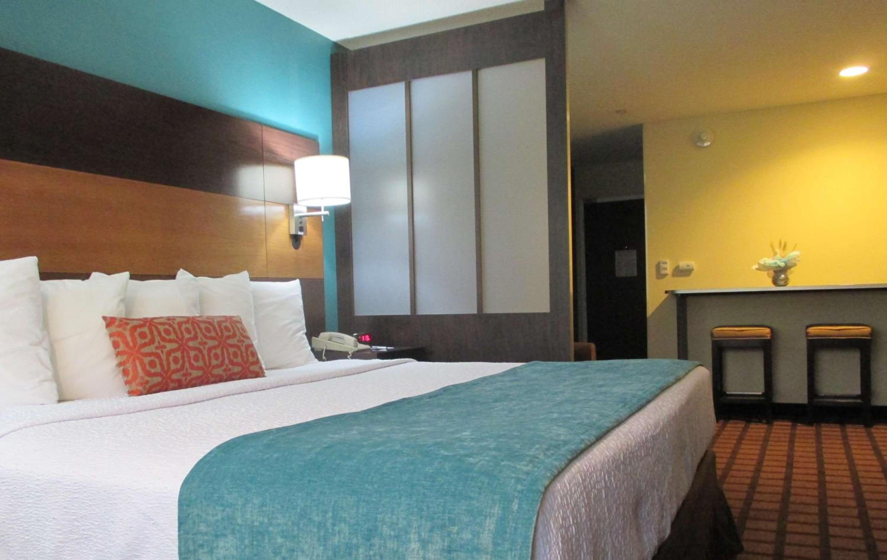 King Suite with Kitchenette - Non-Smoking - Photo 6