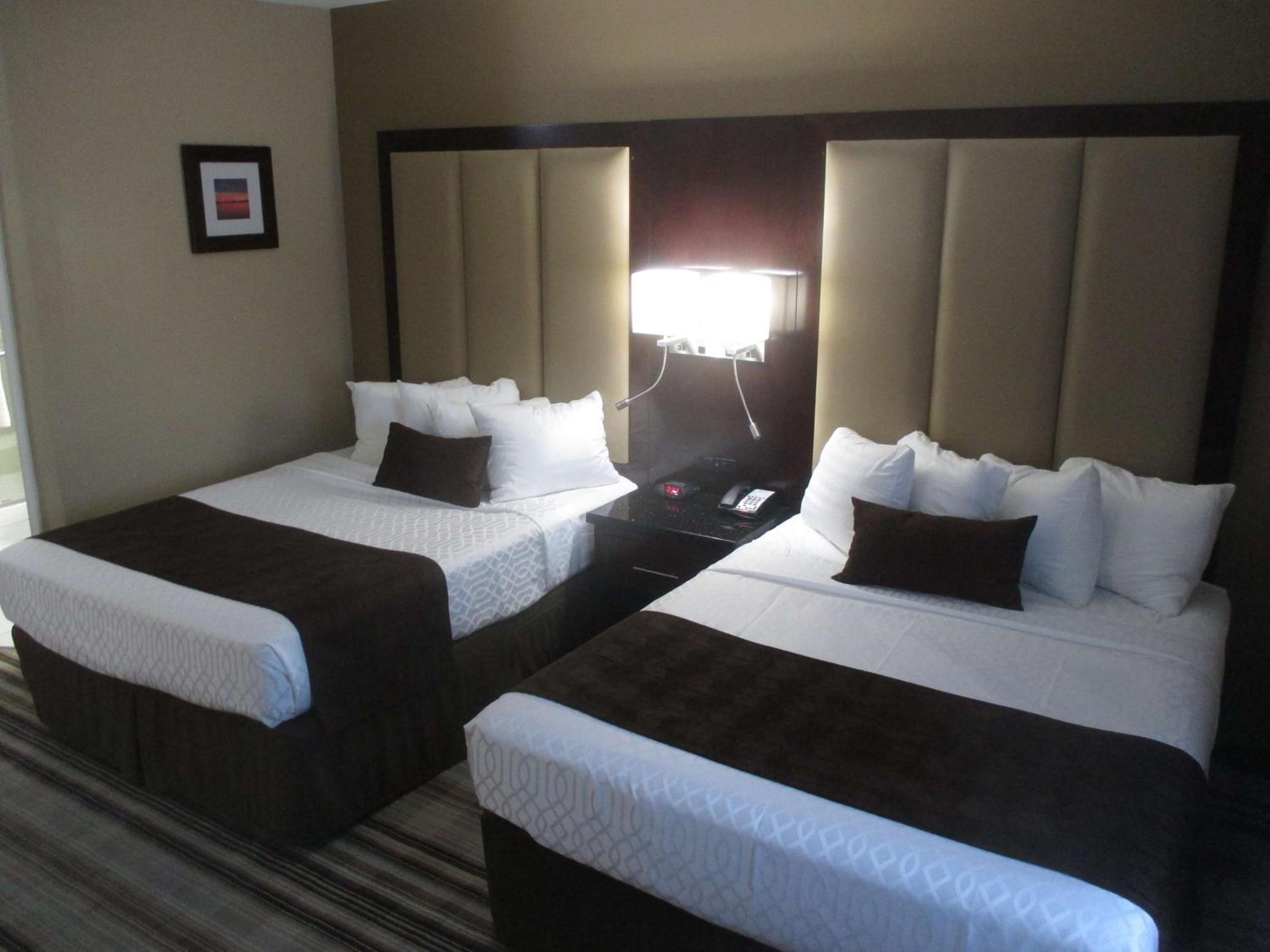 Queen Room with Two Queen Beds and Kitchenette - Photo 3
