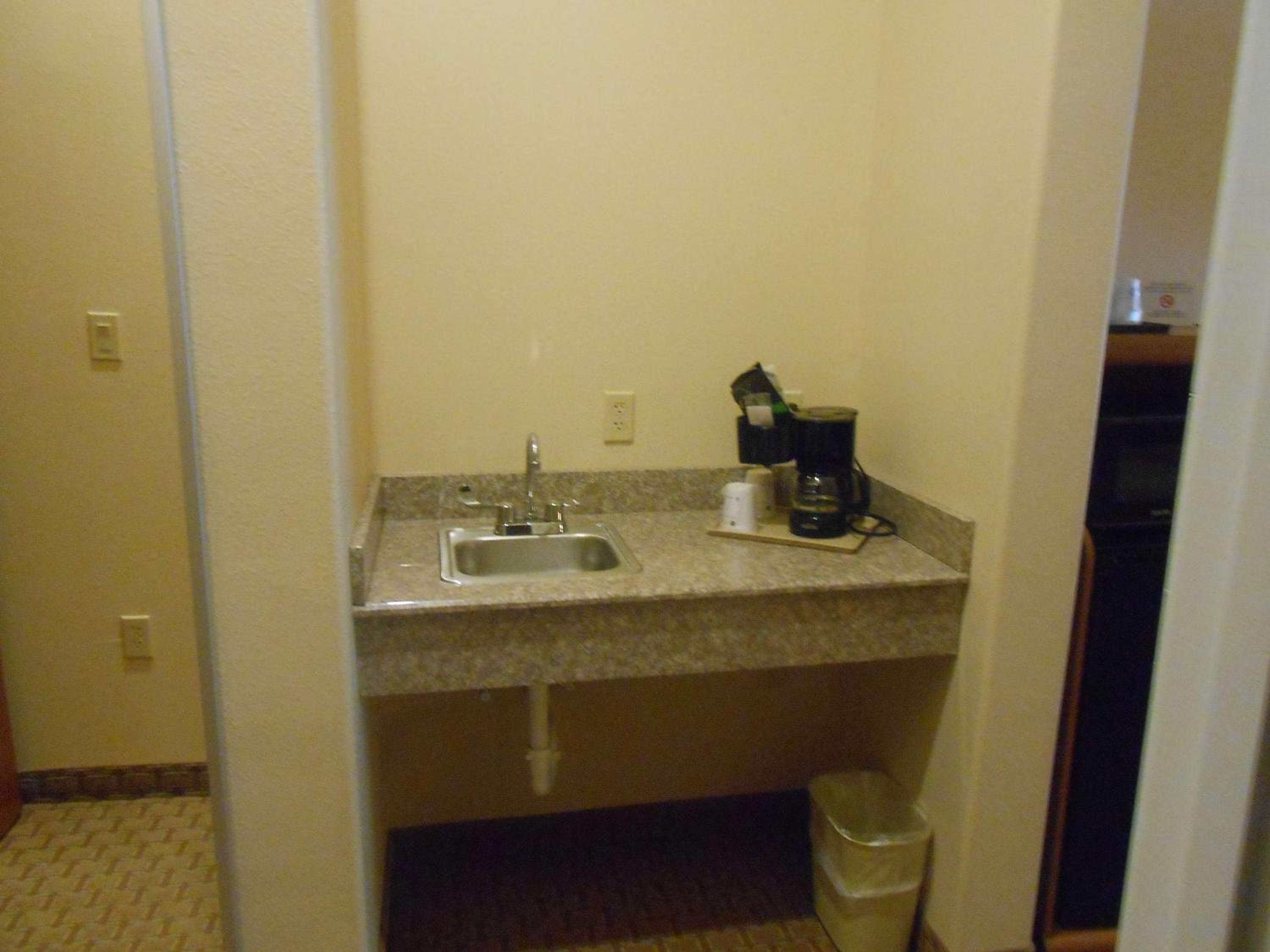 King Suite - Non-Smoking - Photo 2