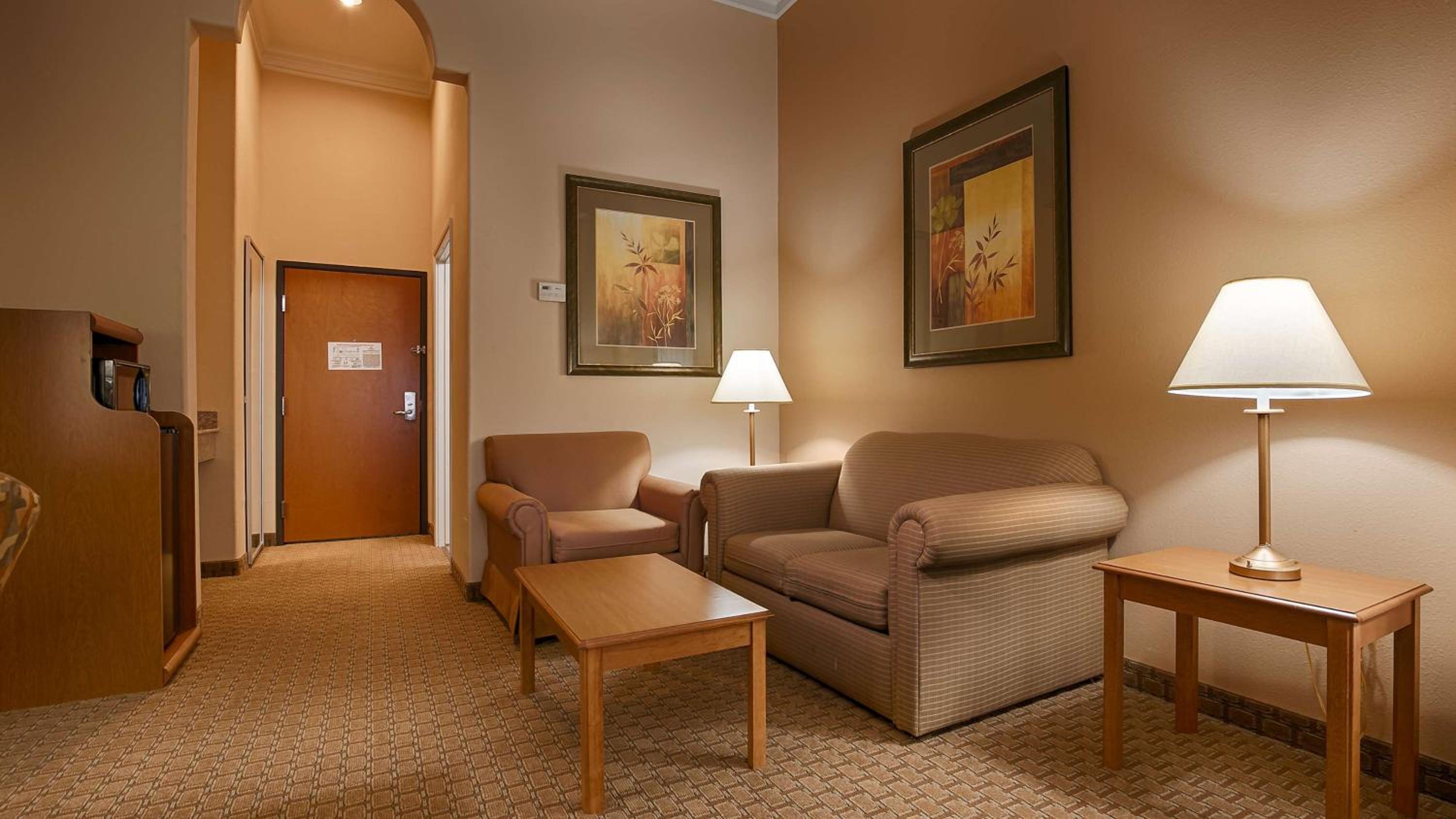 King Suite - Non-Smoking - Photo 3