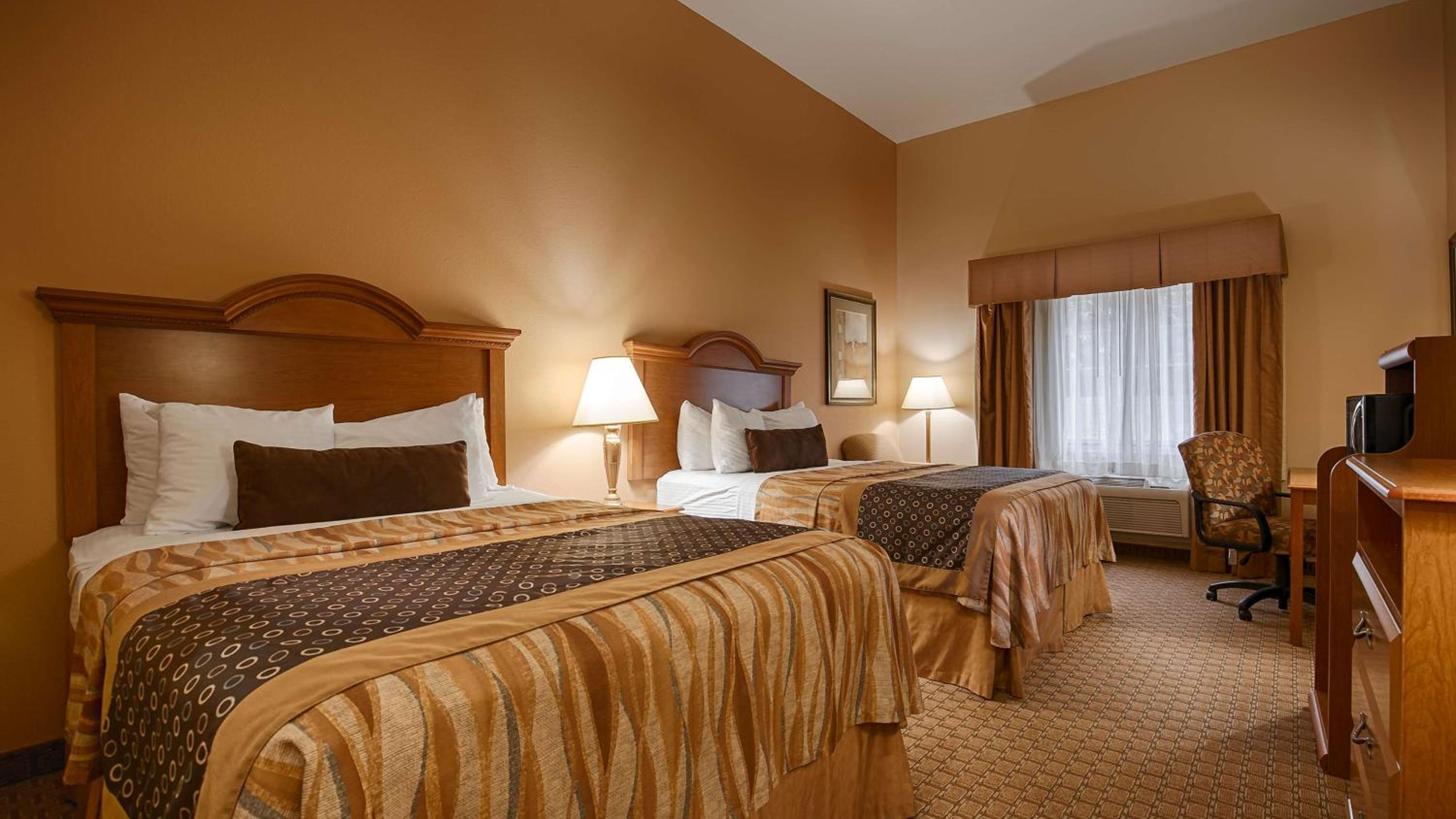 Queen Room with Two Queen Beds - Non-Smoking - Photo 1