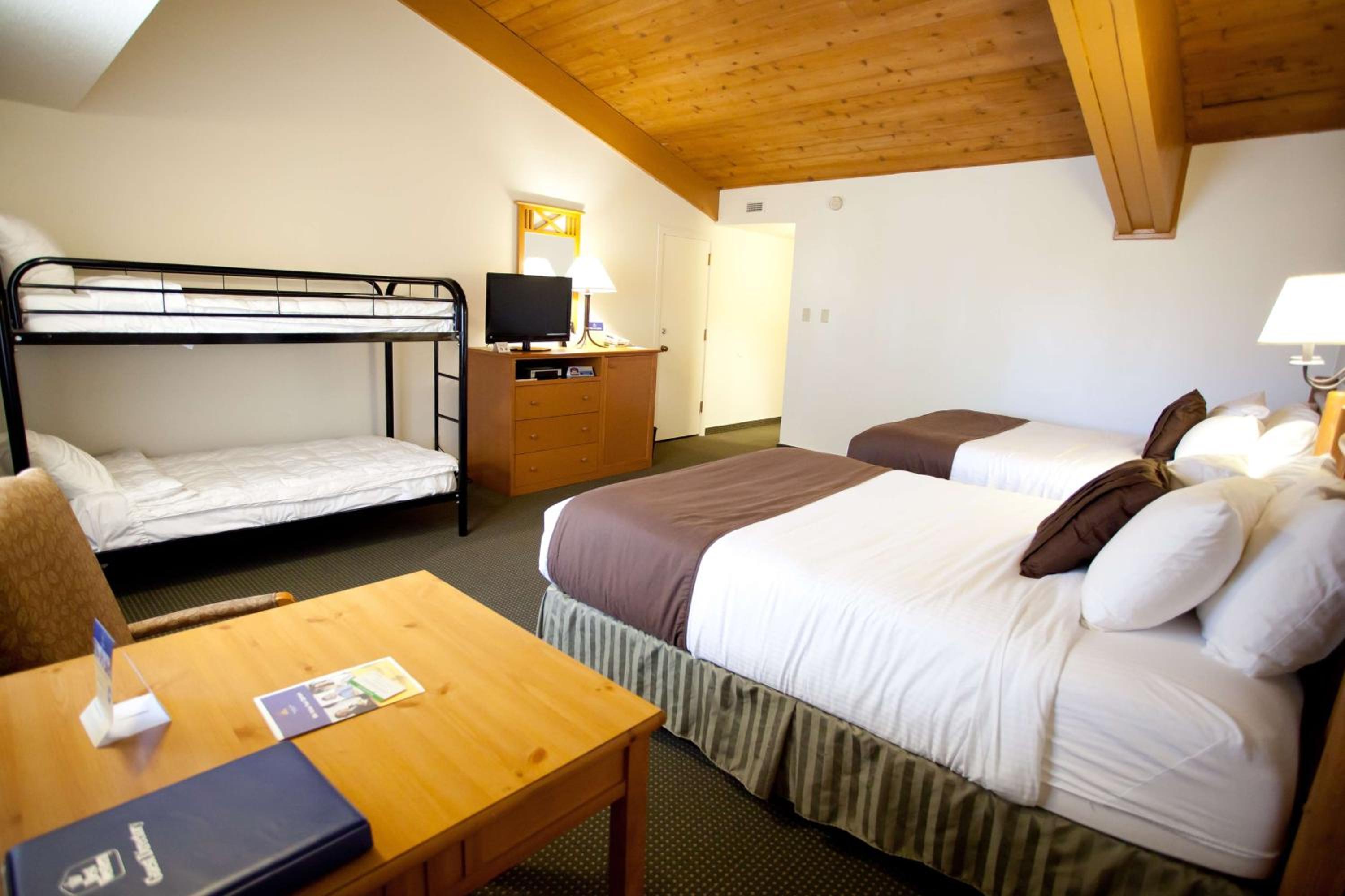 Family Room With Two Queen Beds And One Set Bunk Beds - Photo 3