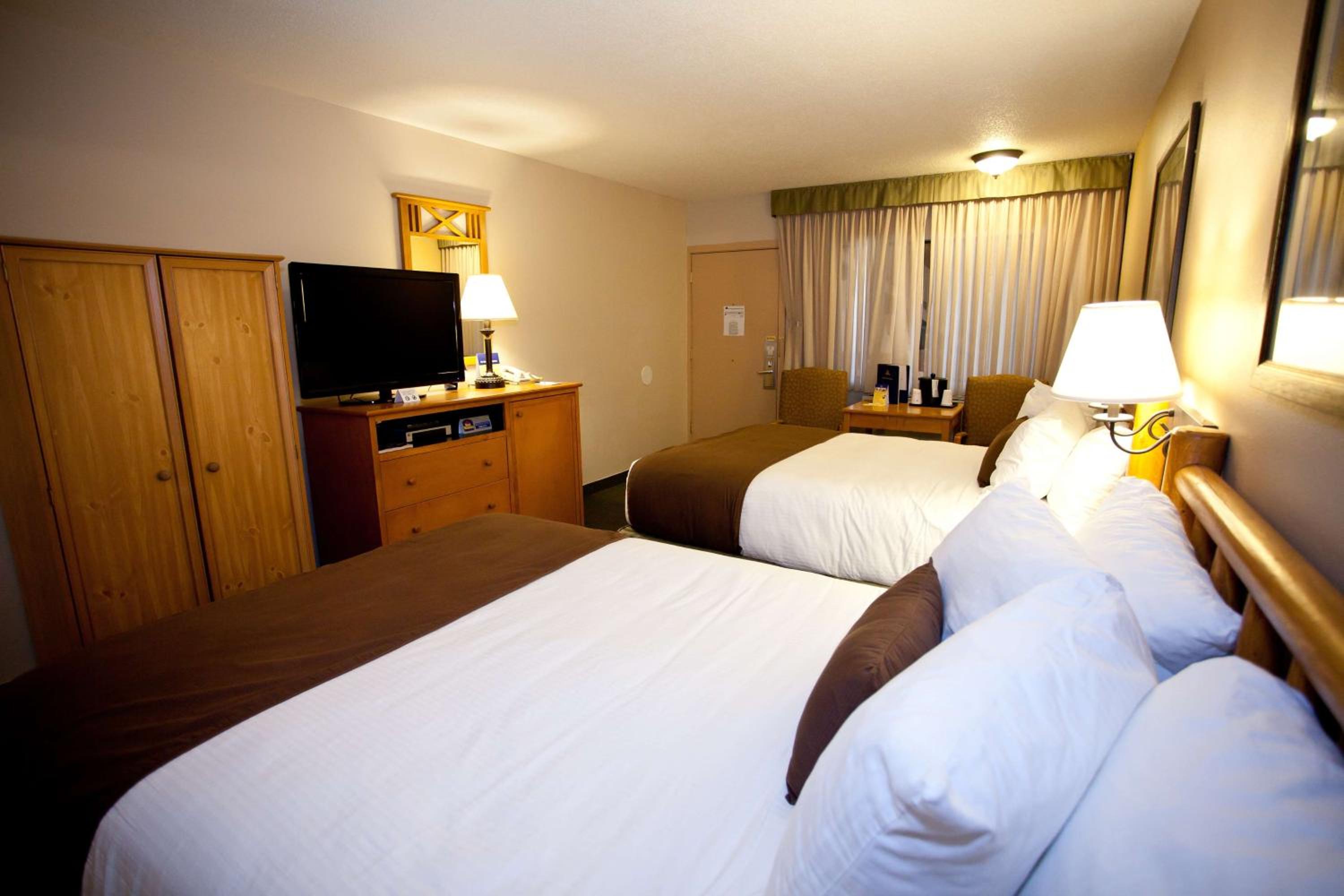 Queen Room with Two Queen Beds - Pet Friendly - Photo 11