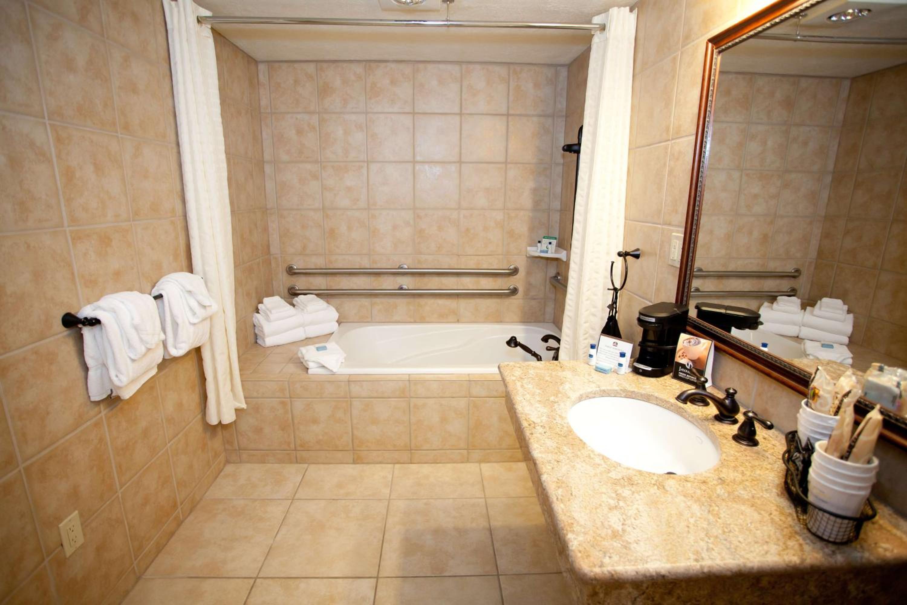 Queen Room with Two Queen Beds - Pet Friendly - Photo 5