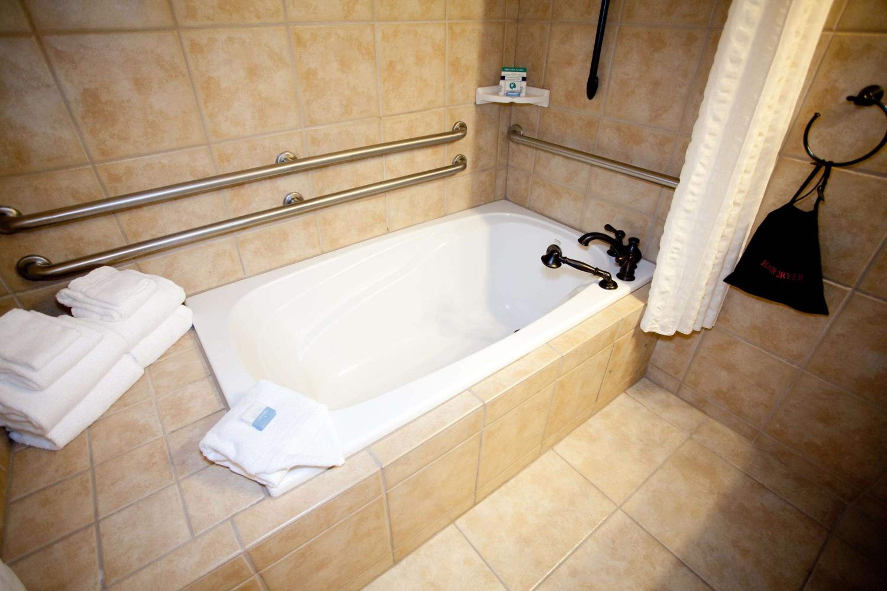 Queen Room with Two Queen Beds - Pet Friendly - Photo 3
