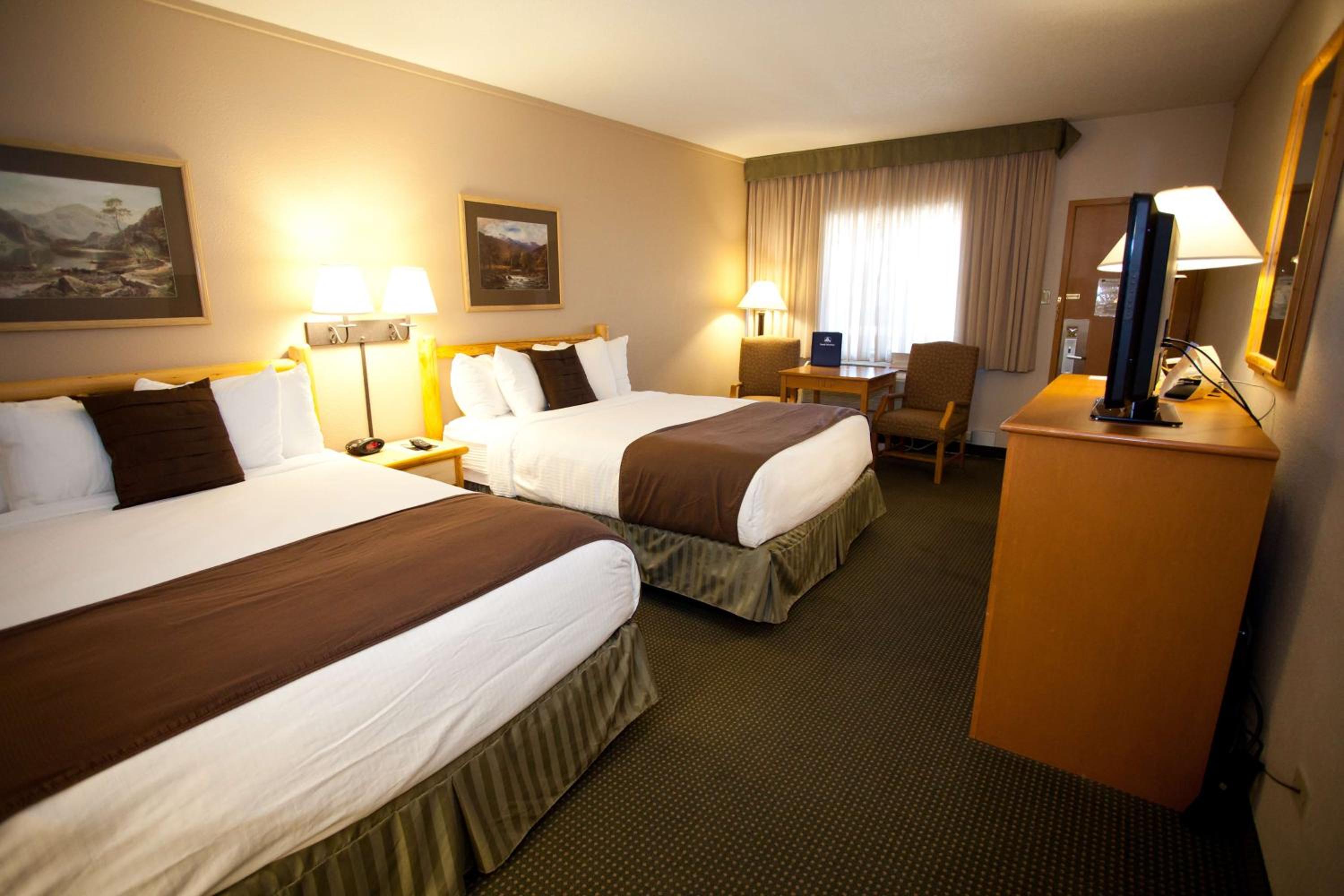 Queen Room with Two Queen Beds - Pet Friendly - Photo 10