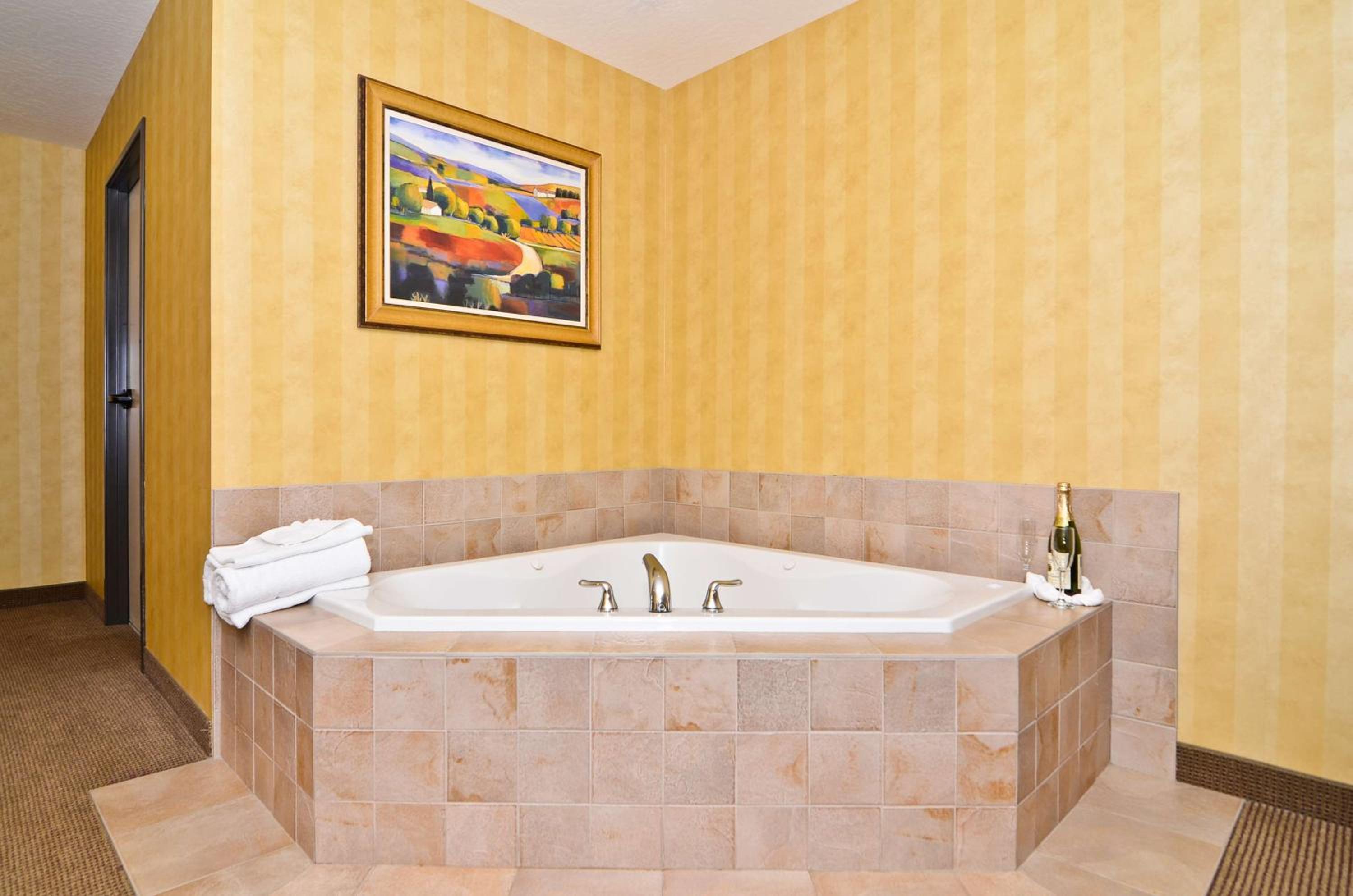 King Suite with Spa Bath - Photo 3