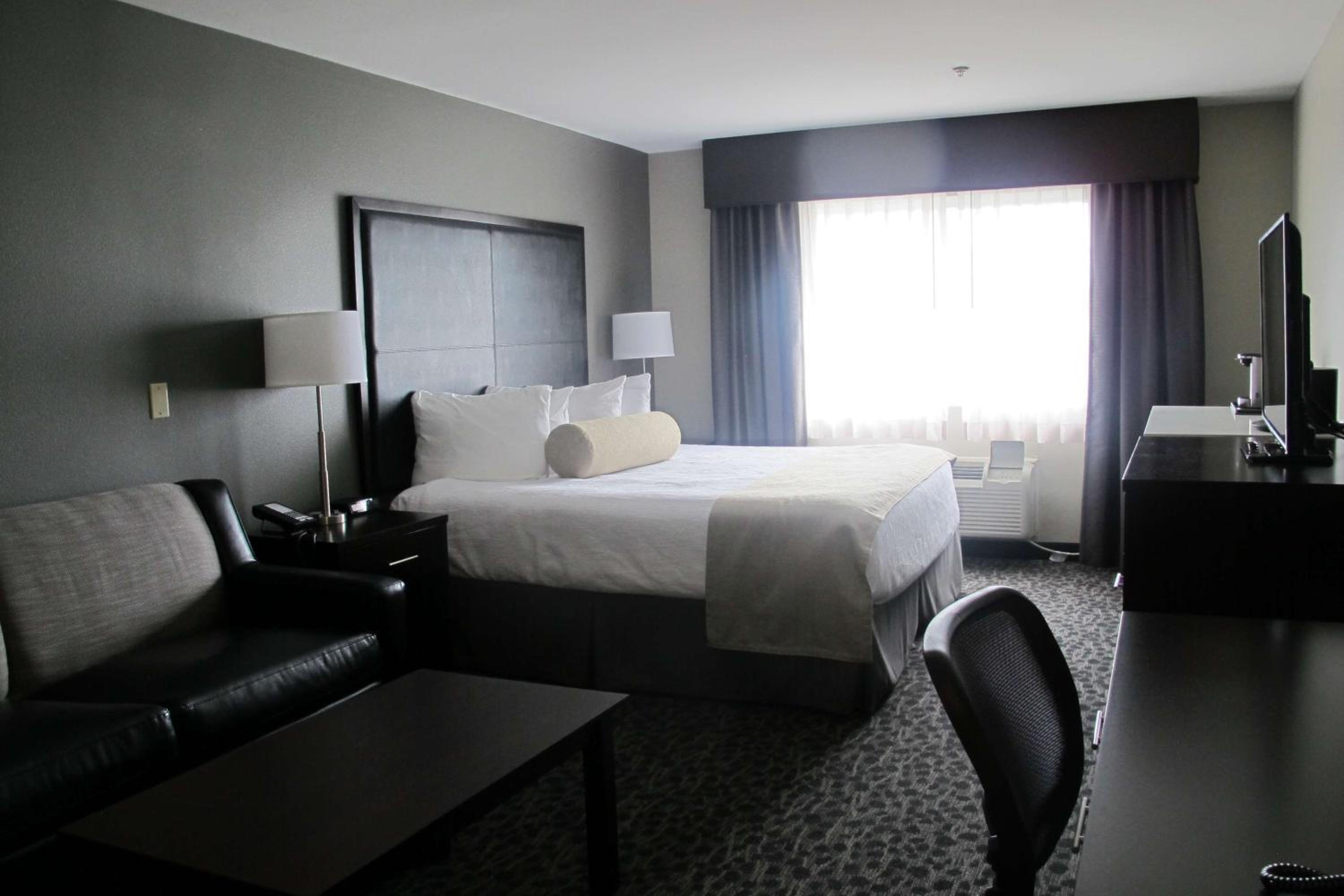 King Room with Bath Tub and Sofa Bed - Mobility Accessible photo 1
