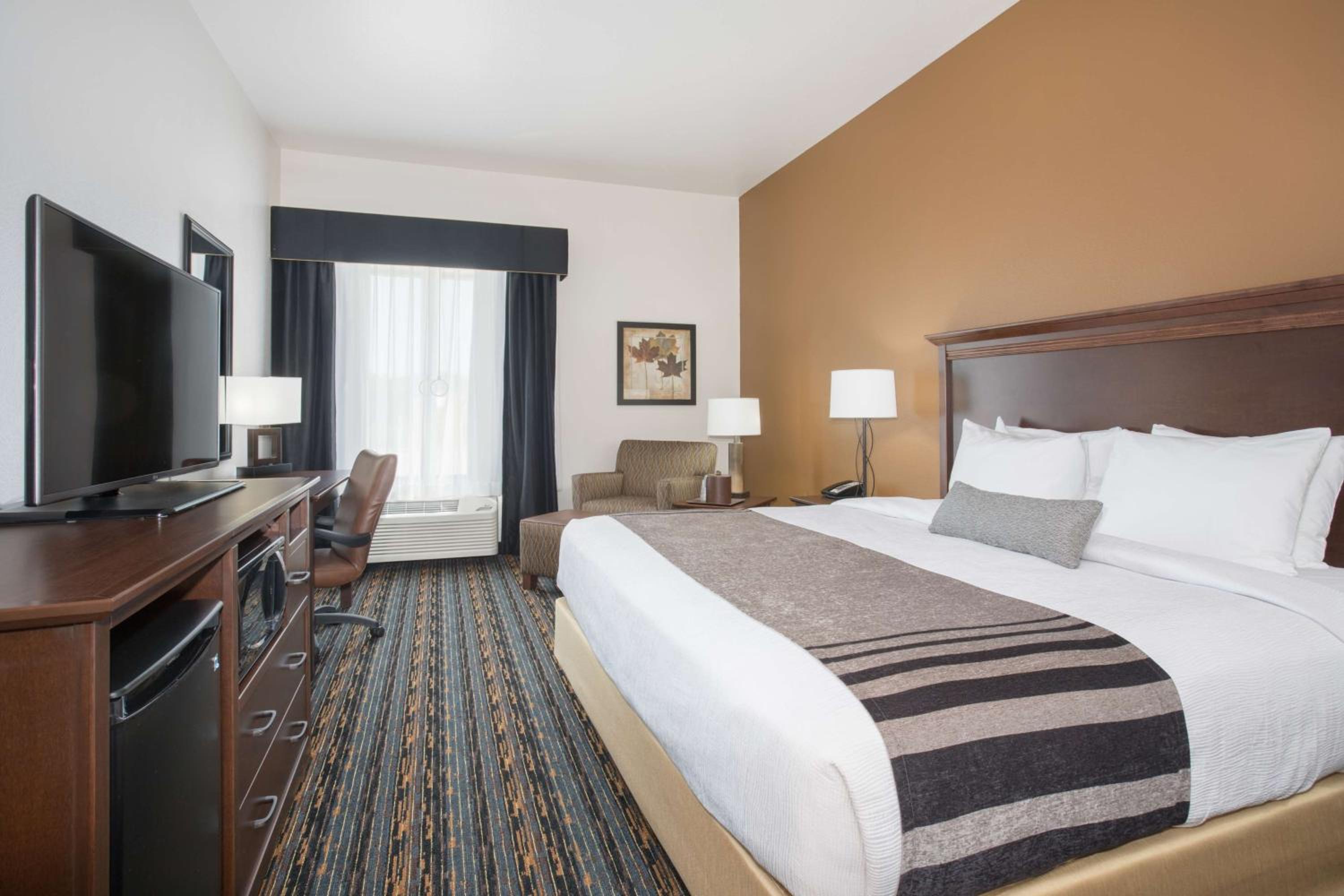 King Room with Roll-in Shower - Disability Access/Non-Smoking photo 1