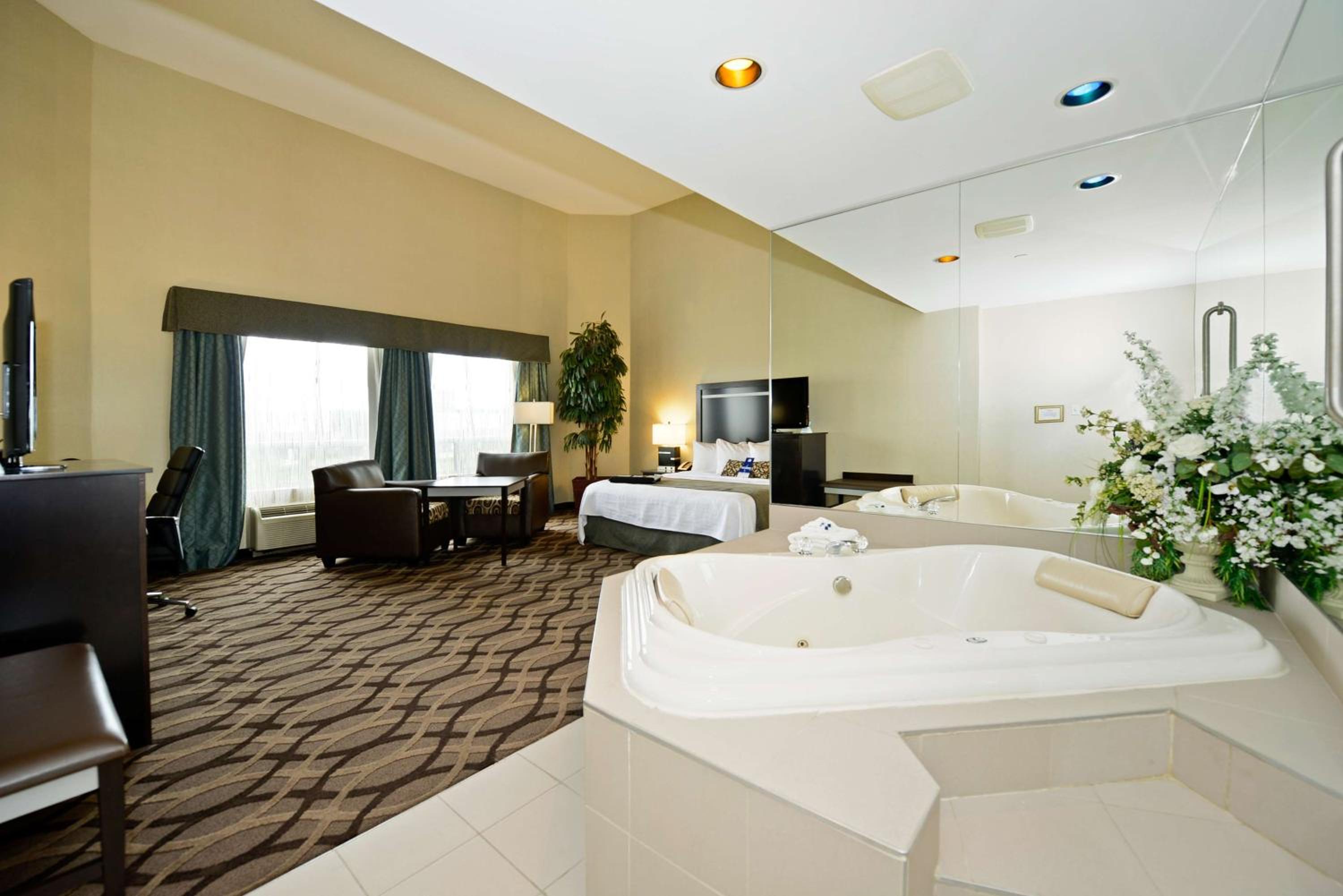 King Suite with Jetted Tub - Non-Smoking - Photo 6