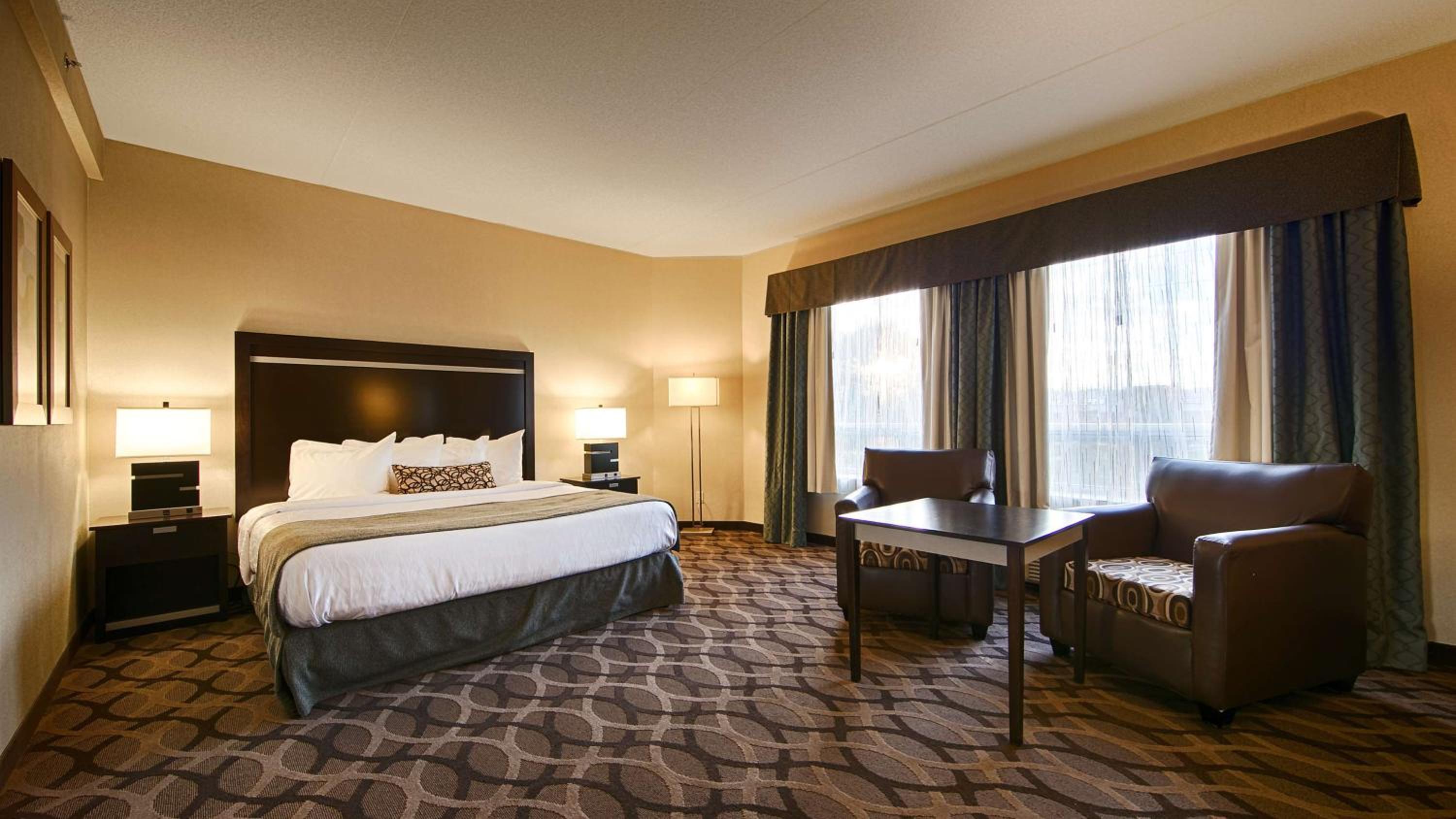 King Suite with Jetted Tub - Non-Smoking - Photo 4