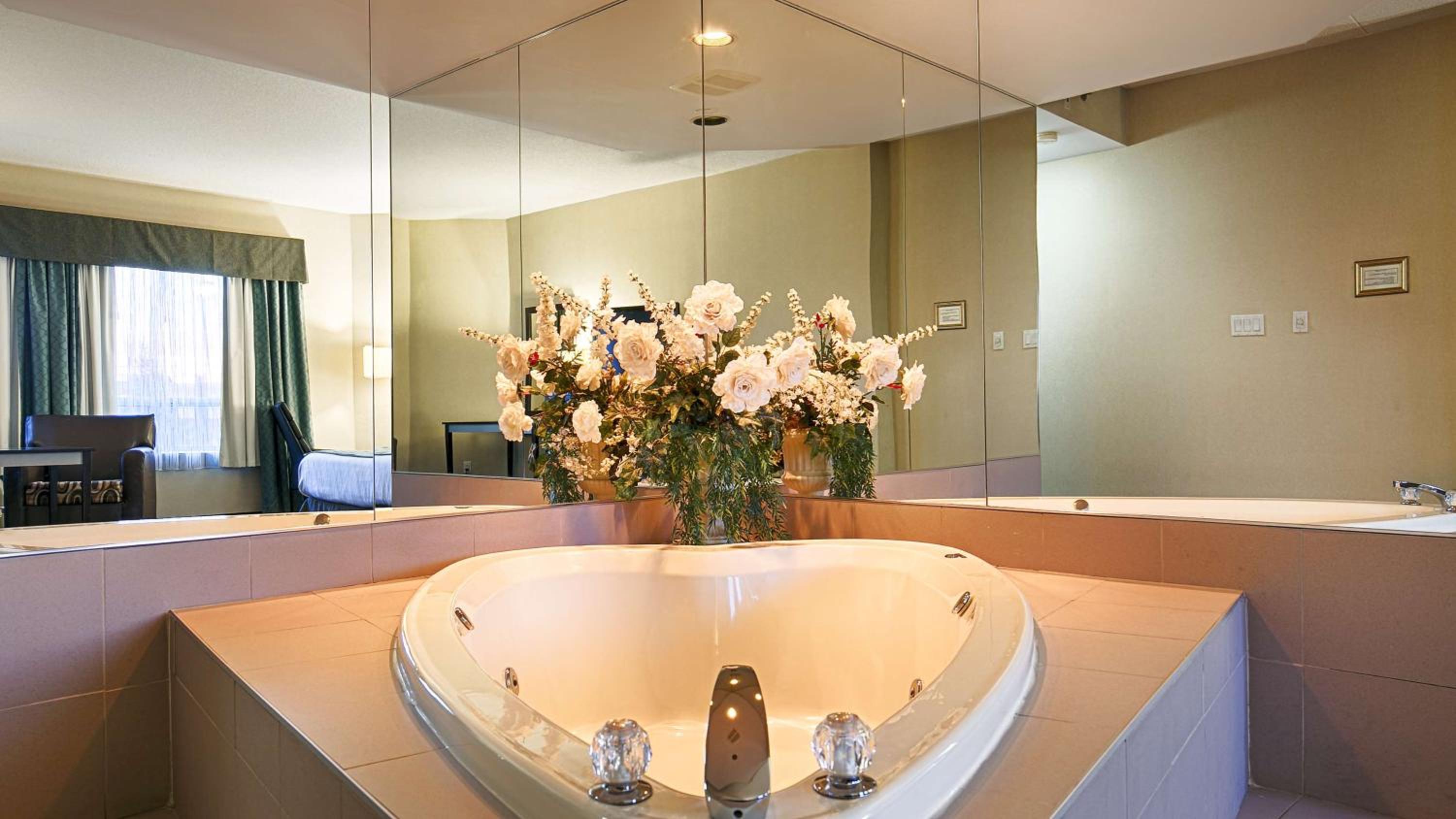 King Suite with Jetted Tub - Non-Smoking - Photo 5