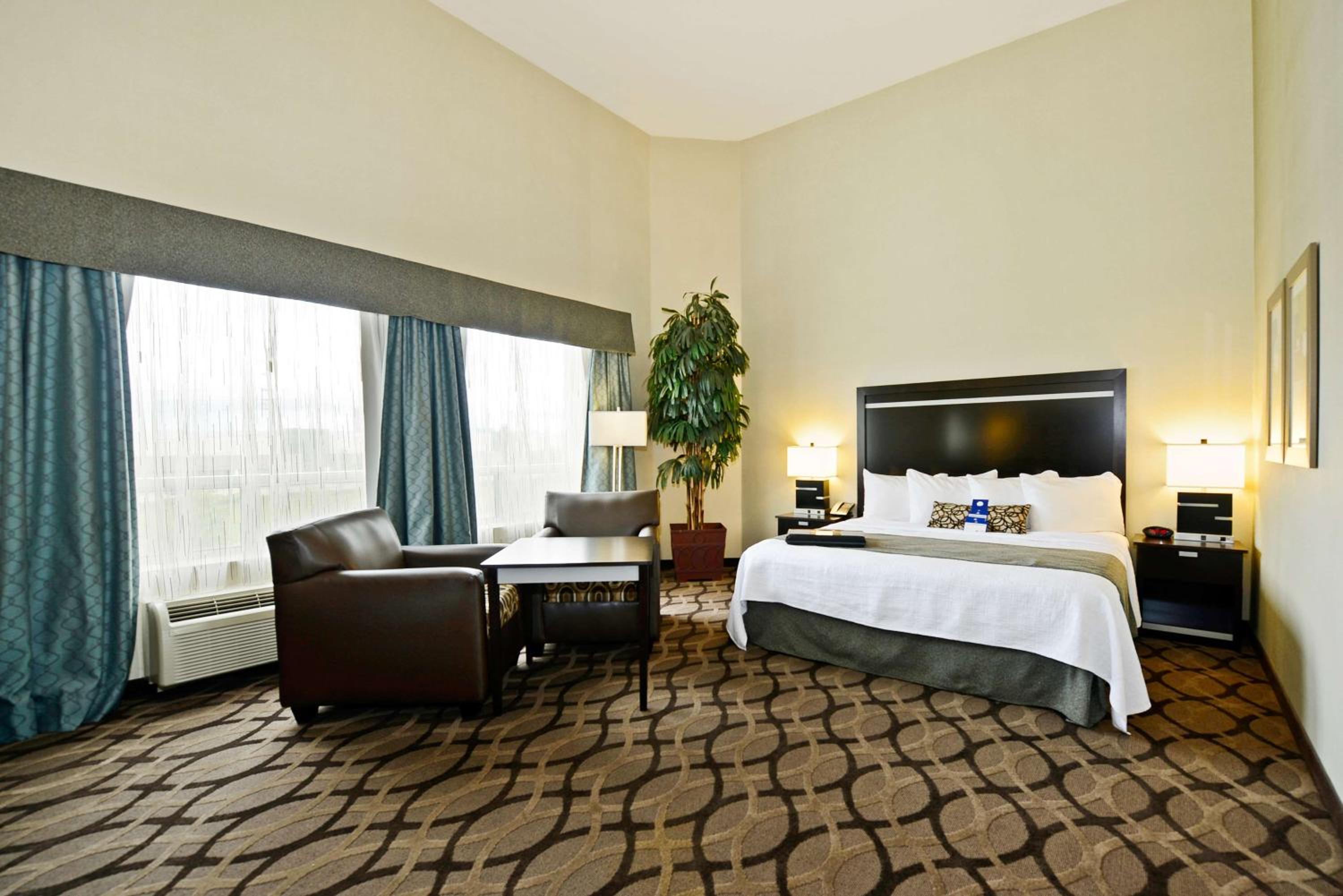 King Suite with Jetted Tub - Non-Smoking - Photo 2