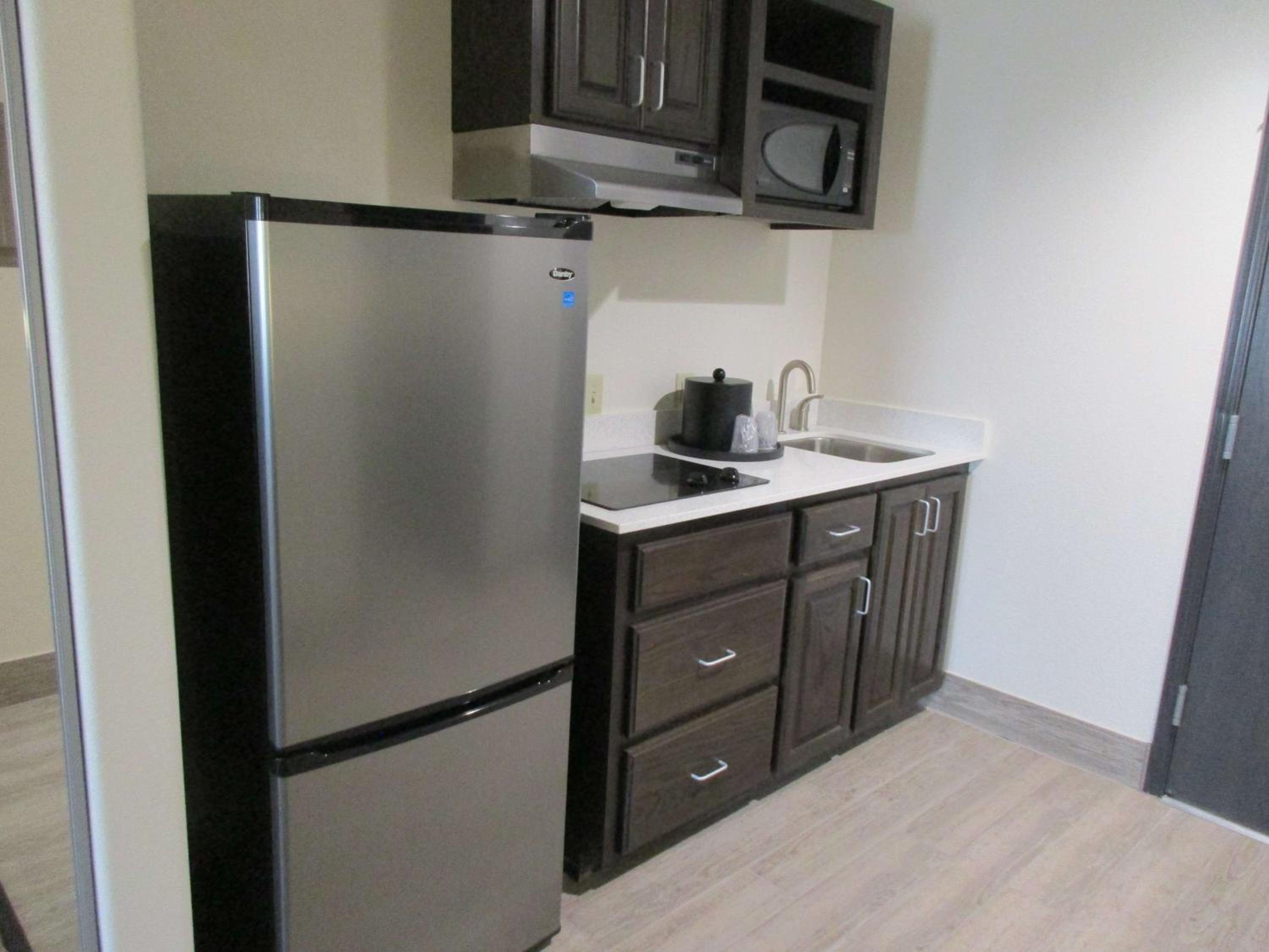 Queen Room with Two Queen Beds and Kitchenette photo 3