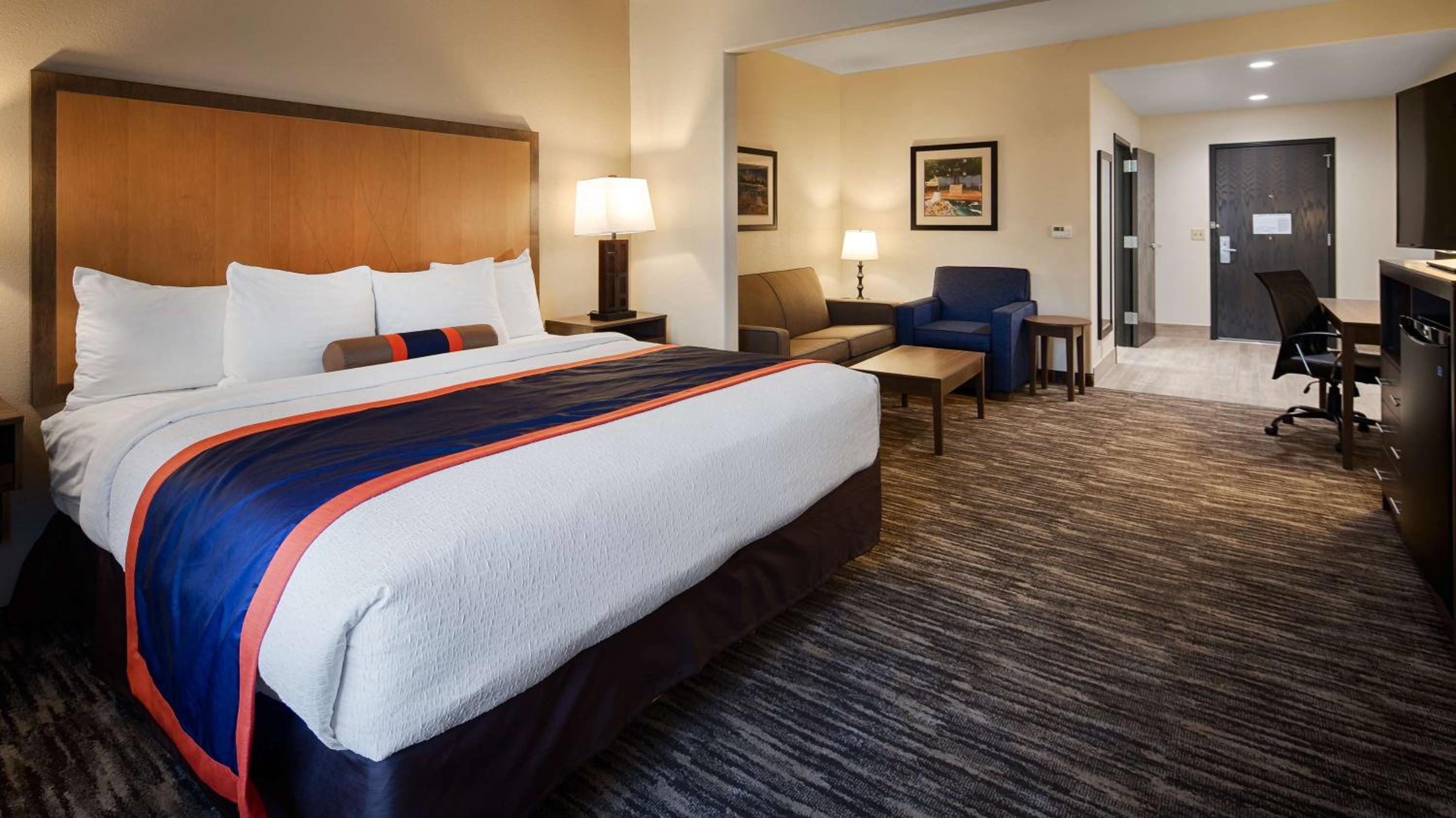 King Suite with Sofa Bed and Bath Tub - Disability Access/Non-Smoking