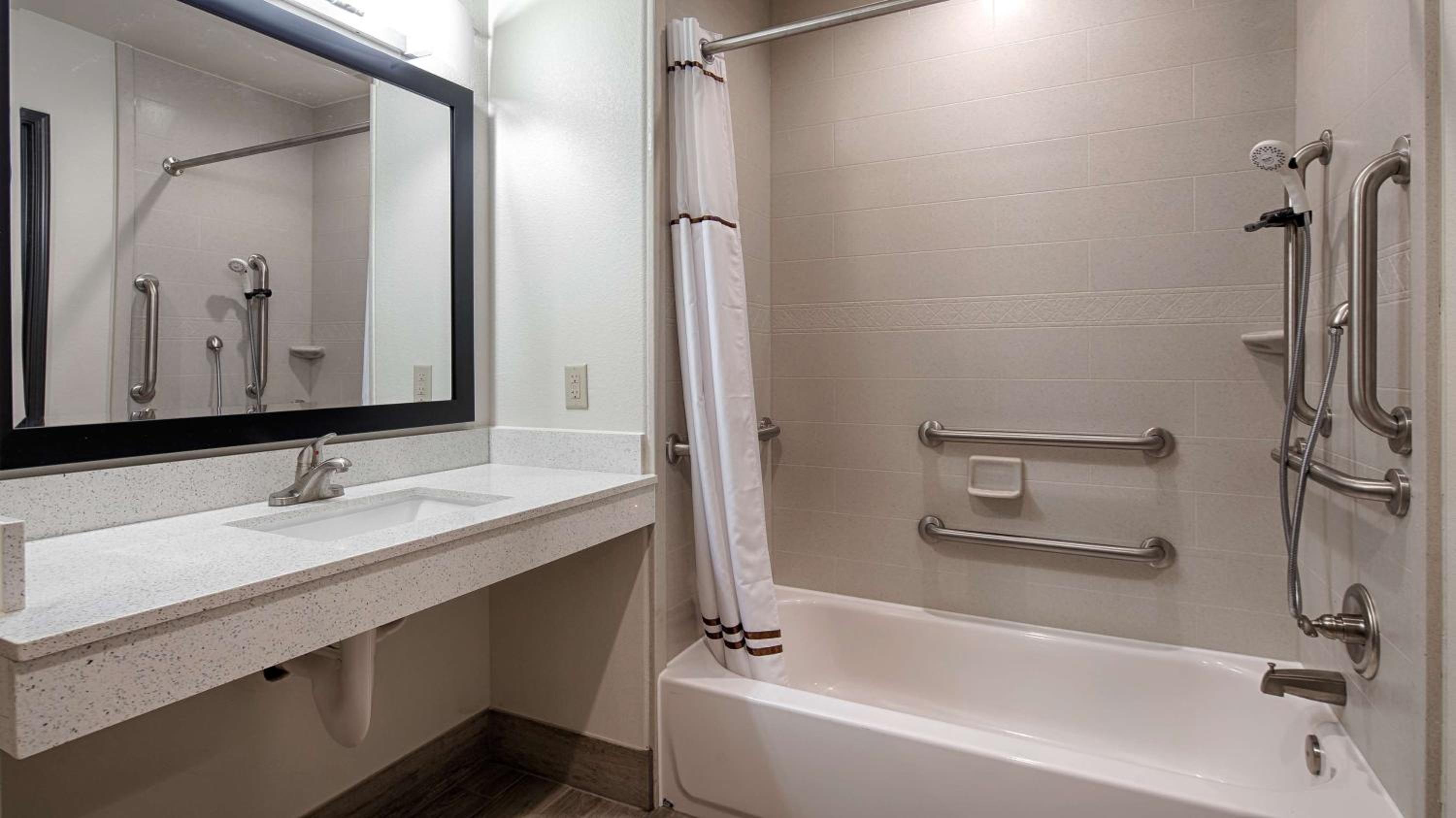 Queen Suite with Two Queen Beds and Bath Tub - Mobility Access photo 2